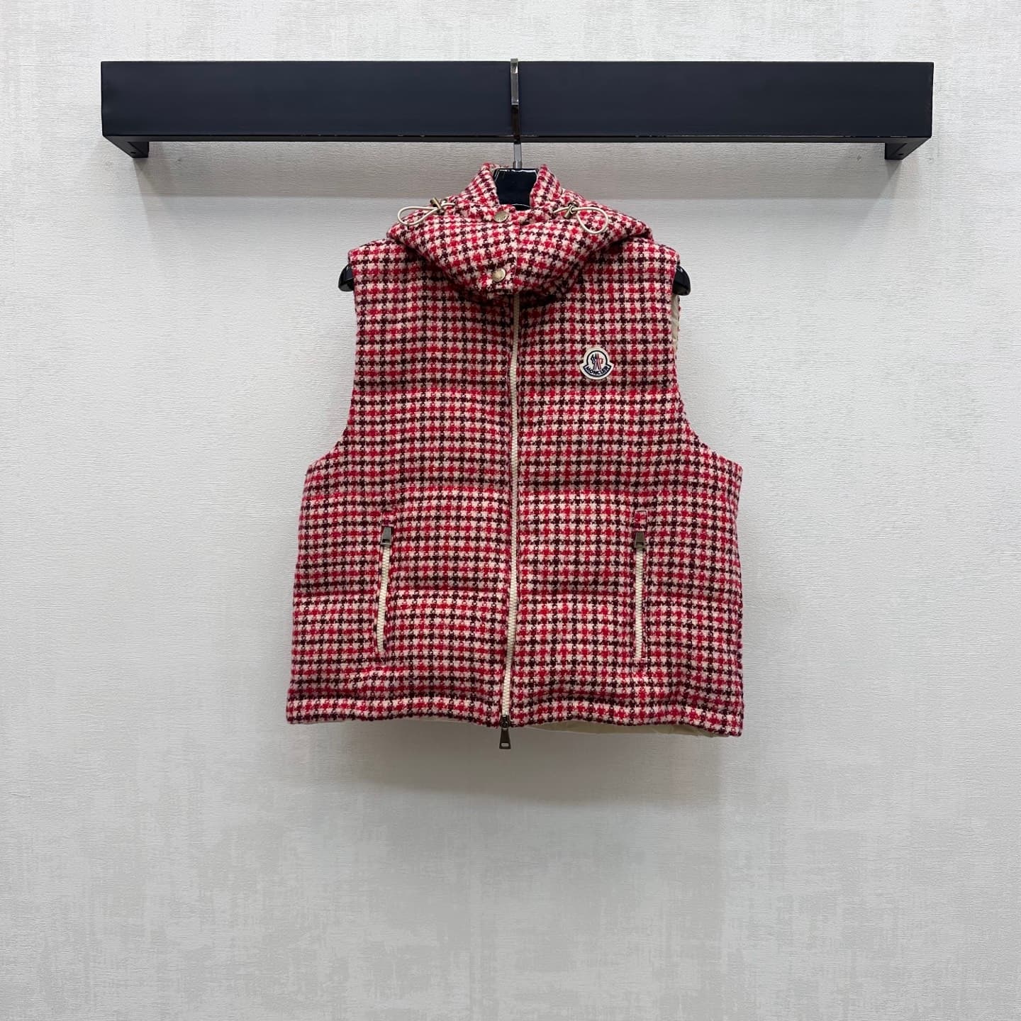 C19538 Moncler*2026 new product launched: Quetzal pattern hooded down jacket. Customized YB imported wool blend ➕ with down lining. Thick and fluffy, warm and insulating. Features a detachable hood and zipper design, paired with metal zippers. Adds depth — image 1
