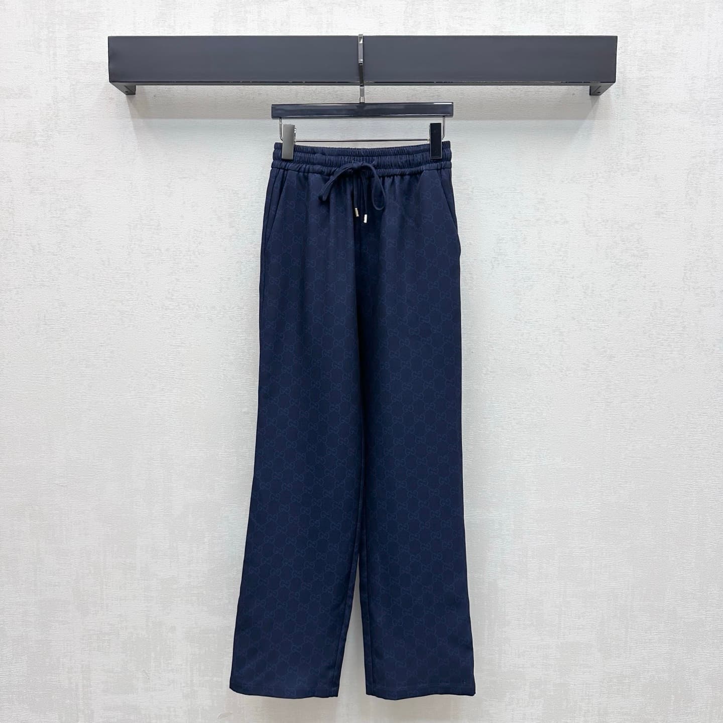 C19539 Gucc*2026 new product launched. Wide-leg pants with full-print patterns. Customized YB imported twill cotton fabric, soft and comfortable, breathable and gentle on the skin. Features a elastic waist and metal ties at the hem. Comes with a practical — image 1