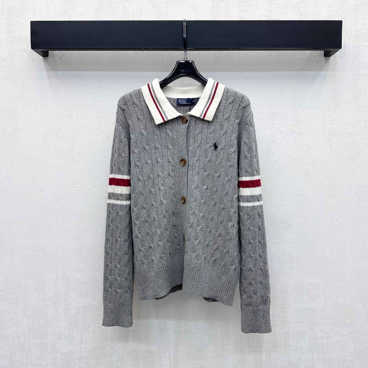 C19550 Ralph Laure*2026 new product launched! Vintage/retro patterned embroidered knitted cardigan. Customized with YB imported knitting material—soft, gentle on the skin, warm and breathable. Features a Polo collar with vintage-style colored stripes alon — image 1