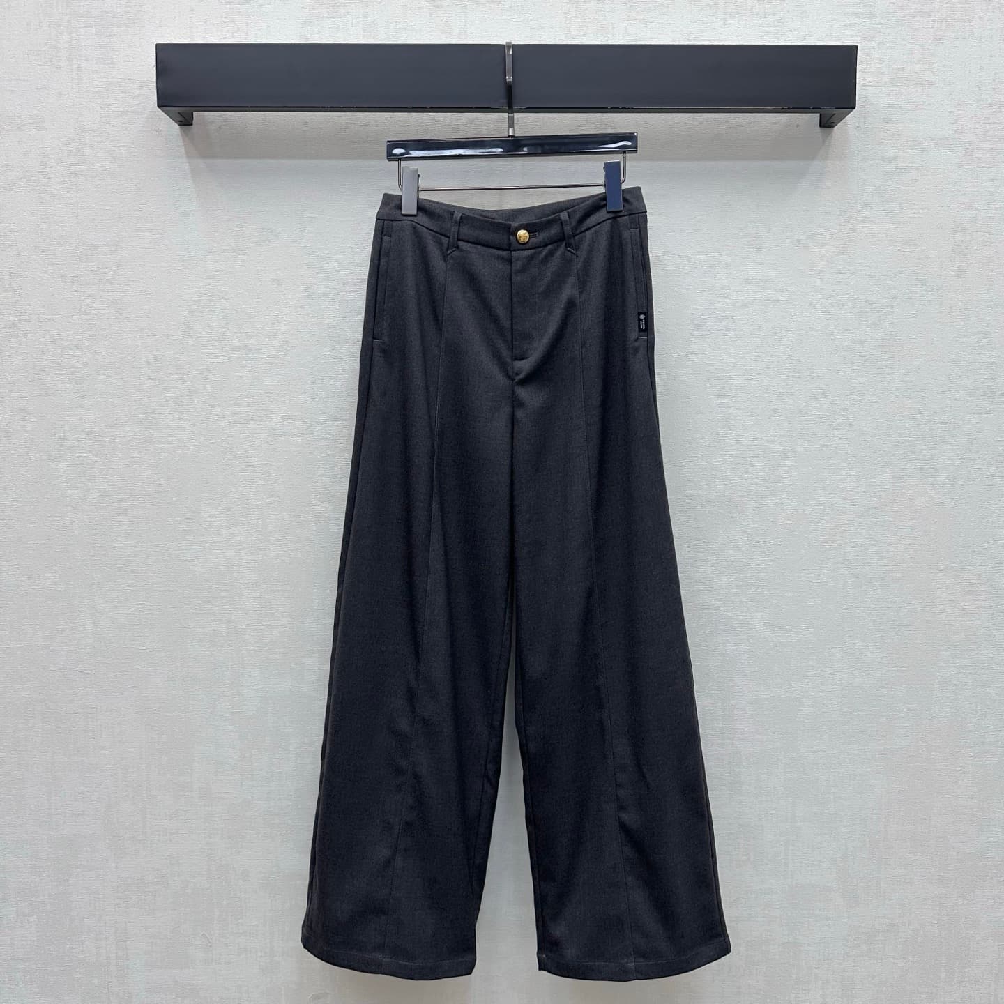 C19561 Prad*2026 new product launched. Gold buckle triangular pocket trousers with wide legs. Customized YB imported cotton blend material – soft, smooth, and wrinkle-resistant. Features a high-waist design with gold buckles for opening and closing. Combi — image 1