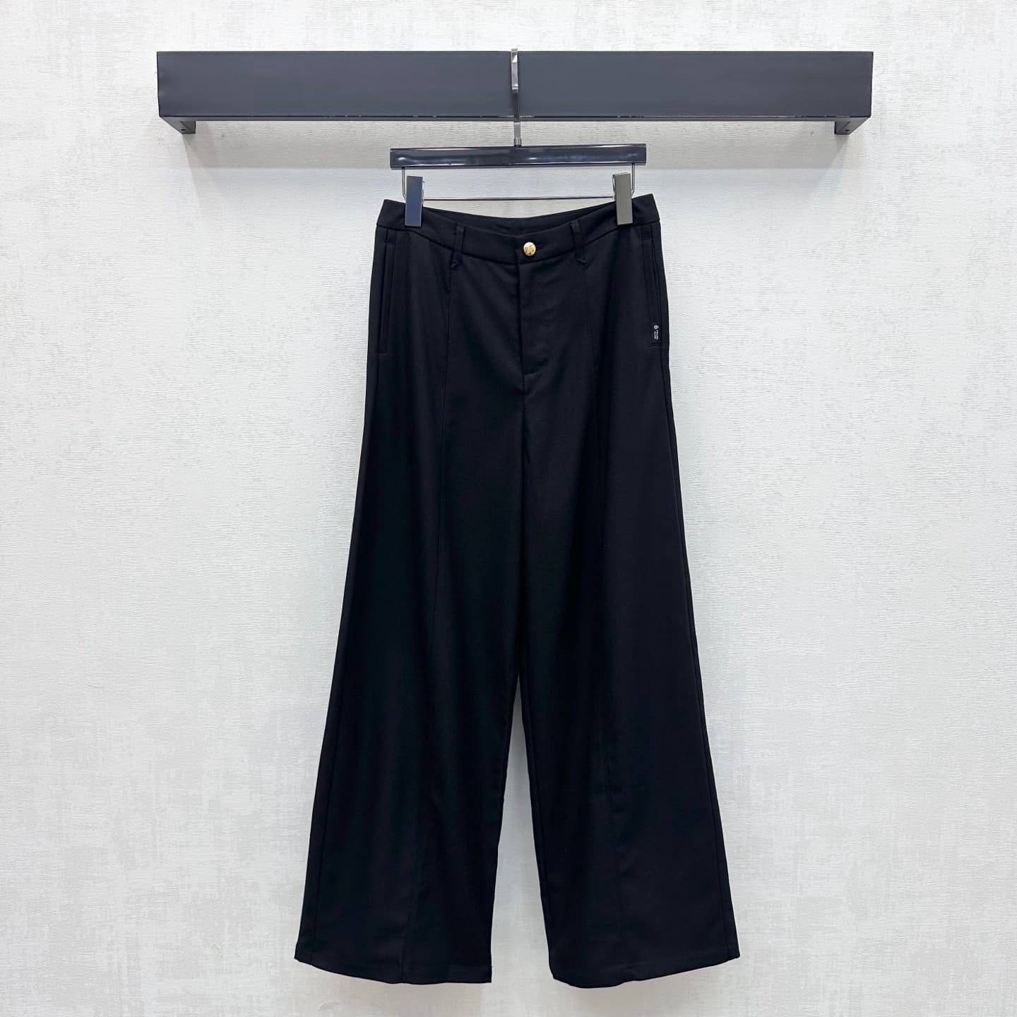 C19559 Prad*2026 new product launched. Gold buckle triangular pocket wide-leg pants. Customized with YB imported cotton blend material; smooth and wrinkle-resistant. Features a high-waist design with gold buckles for opening and closing. Combined with fro — image 1