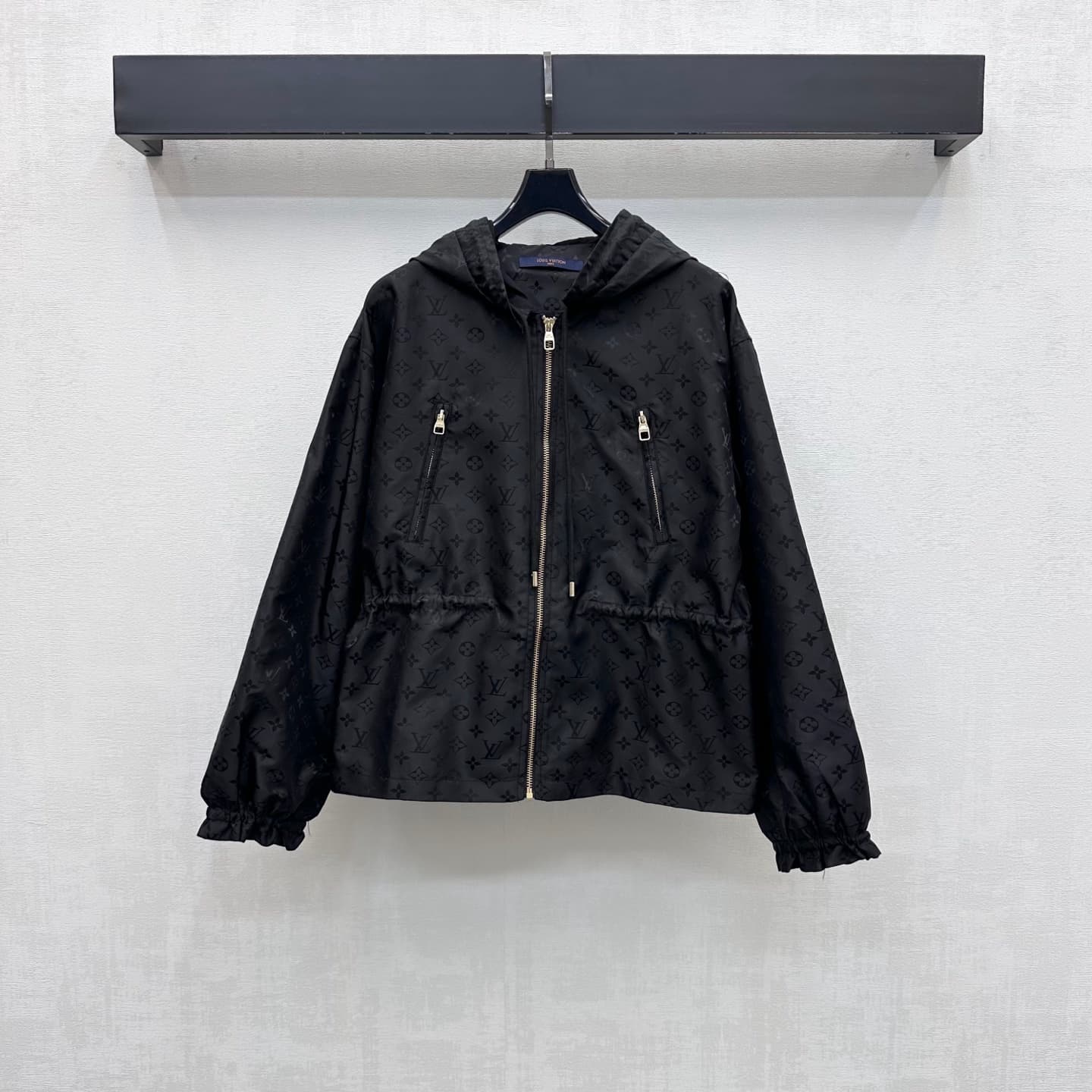 C19564 Louis Vuitto*2026 new product launched. A coat with hidden patterns and a drawstring at the waist. Made from imported YB twill cotton blend fabric; matte finish, fine texture, wrinkle-resistant. Features a hooded, zipper-front design. The drawstrin — image 1