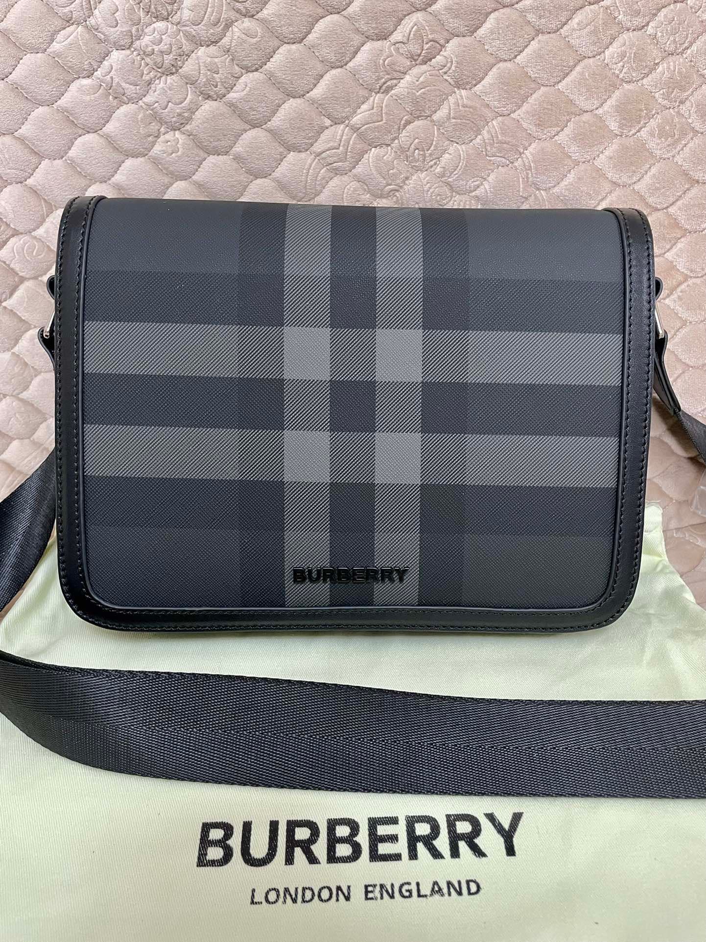 C144 Number: 21731 Burberry men’s model. Exquisite standing design, adorned with Bur pattern, with leather trim and brand logo. Dimensions: 25, 5, 6, 5, 21, 5cm. Shortest vertical fit length of shoulder strap: 33cm. Longest vertical fit length of shoulder — image 1