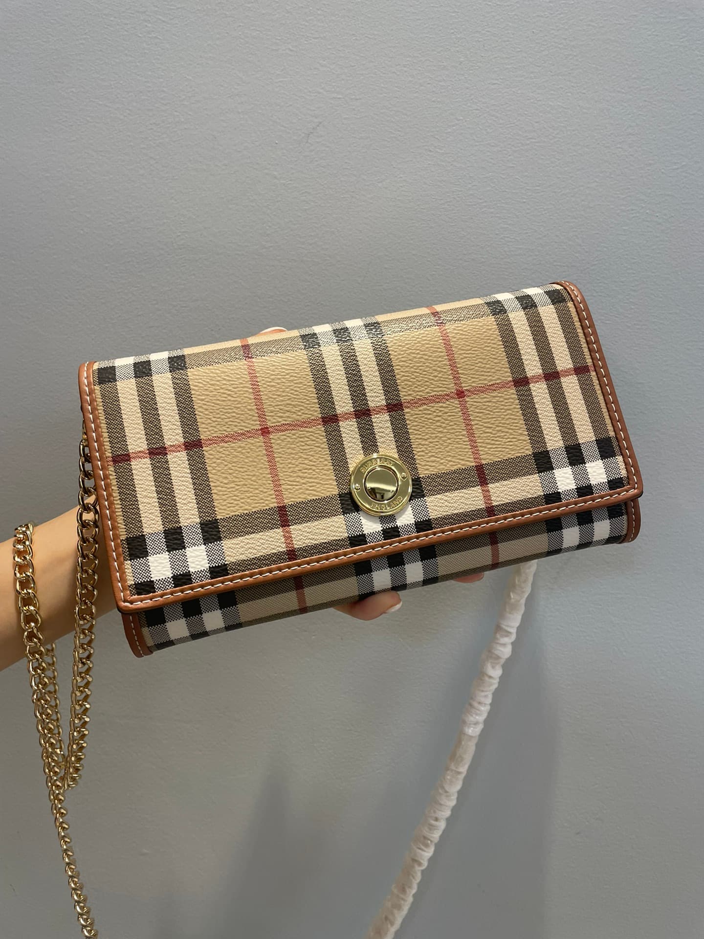 C59 🔥🔥B brand patchwork leather wallet, comes with a chain and leather shoulder strap. This product can be used as a small handbag on its own, or stored inside a regular handbag as a wallet. High-quality products from the store, with fine craftsmanship. T — image 1