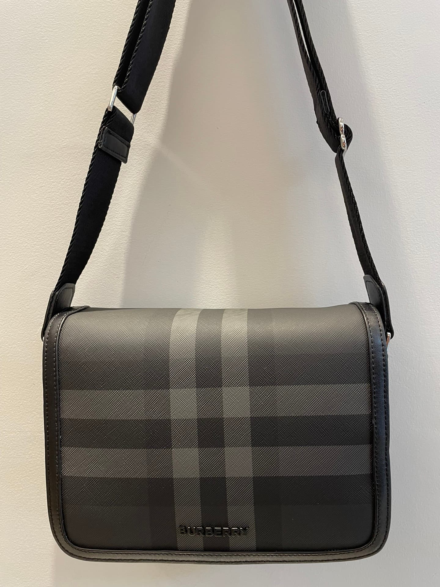 C69 Number: 21731 Burberry men’s model. Exquisite standing design, adorned with Bur check pattern, with leather trim and brand logo. Dimensions: 25, 5, 6, 5, 21, 5cm. Shortest vertical length for shoulder straps: 33cm. Longest vertical length for shoulder — image 1