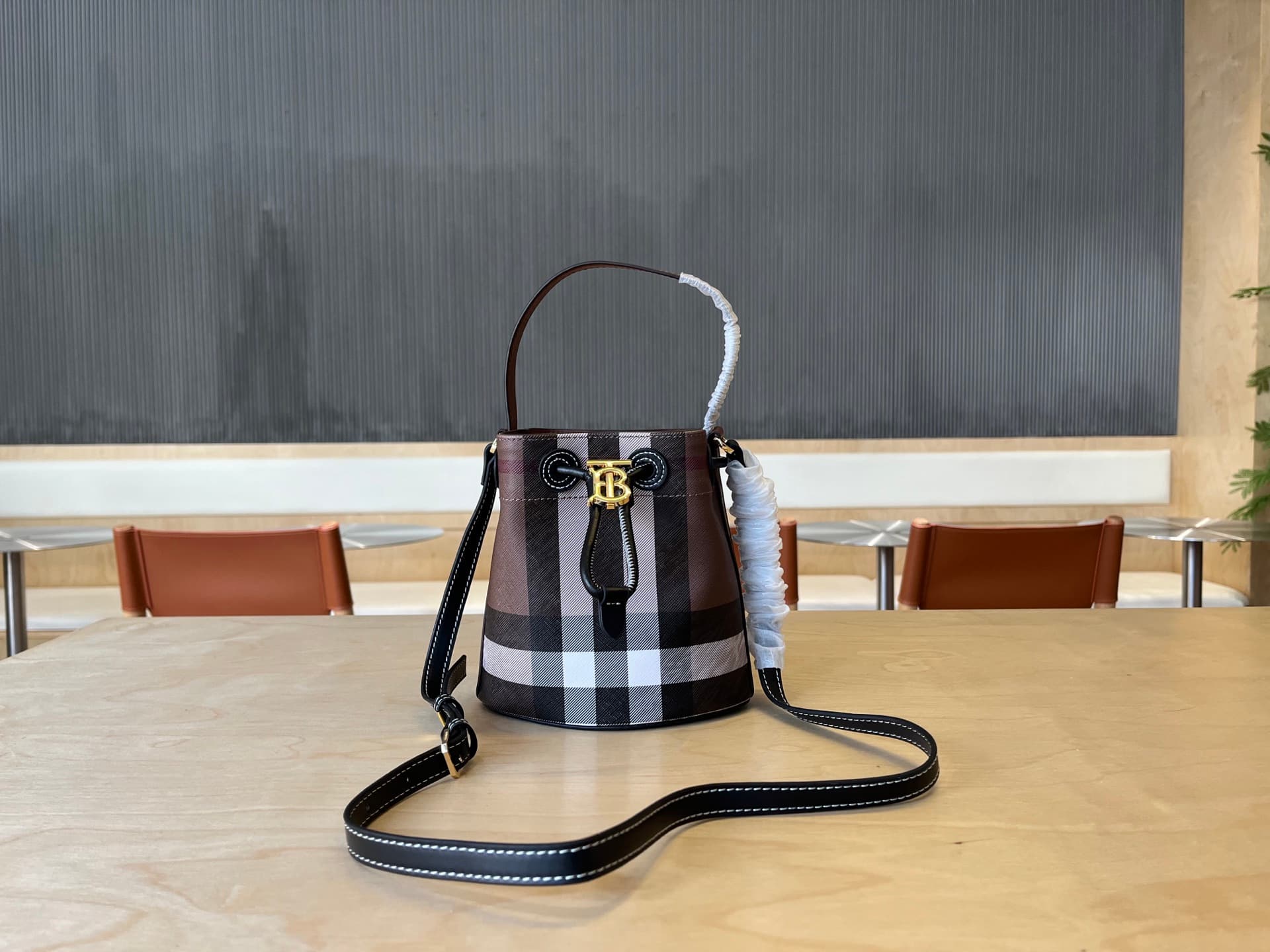 C17 B Family Mini Padded Bucket Bag, decorated with Burberry tartan pattern, equipped with Italian tanned leather trim and TB exclusive logo. 11, 16.5, 18.5cm detachable adjustable diagonal straps. Adjustable padding closure. Hand-painted varnished edges. — image 1