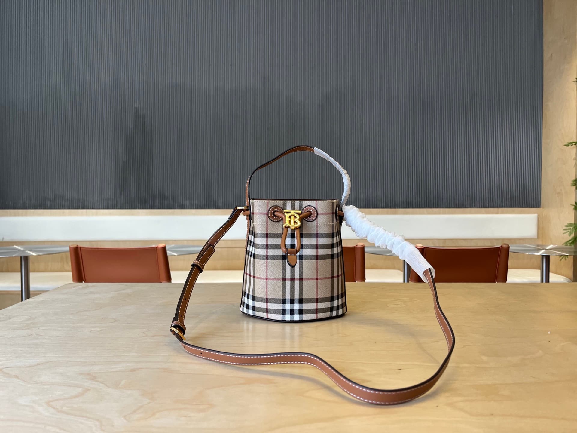 C18 .B family mini drawstring bucket bag, decorated with Burberry check pattern, featuring Italian tanned leather trim and TB exclusive logo. 11, 16.5, 18.5cm detachable adjustable diagonal straps. Adjustable drawstring closure. Hand-painted varnished edg — image 1