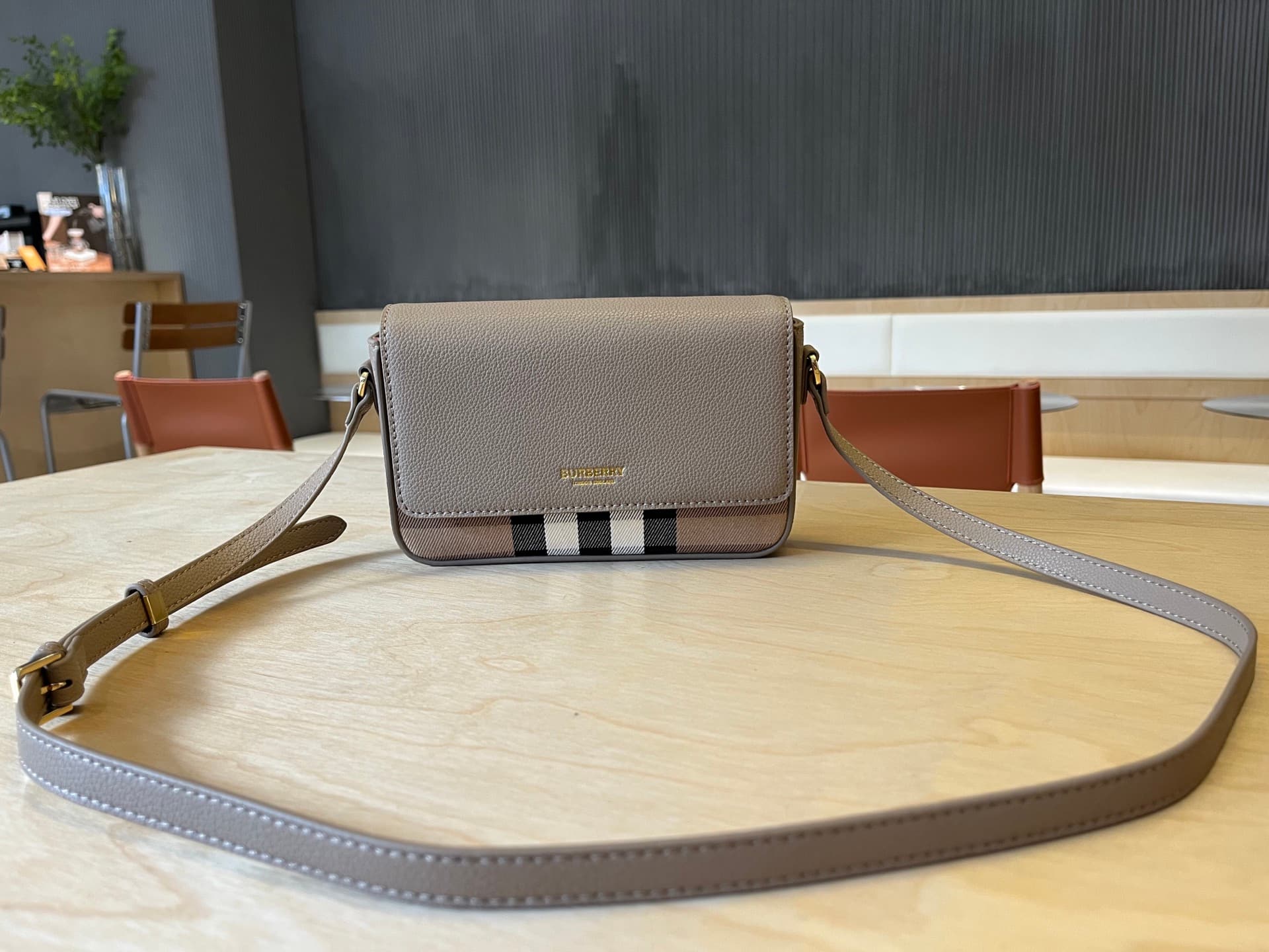 C76 B🔥🔥B’s exquisite sling bag is made from Italian tanned grain leather and Vintage retro pattern panels. 😁😁 It can be worn on one shoulder, slung over the body, or turned into a handbag style. 21 x 4.5 x 12.5cm, 6606 — image 1