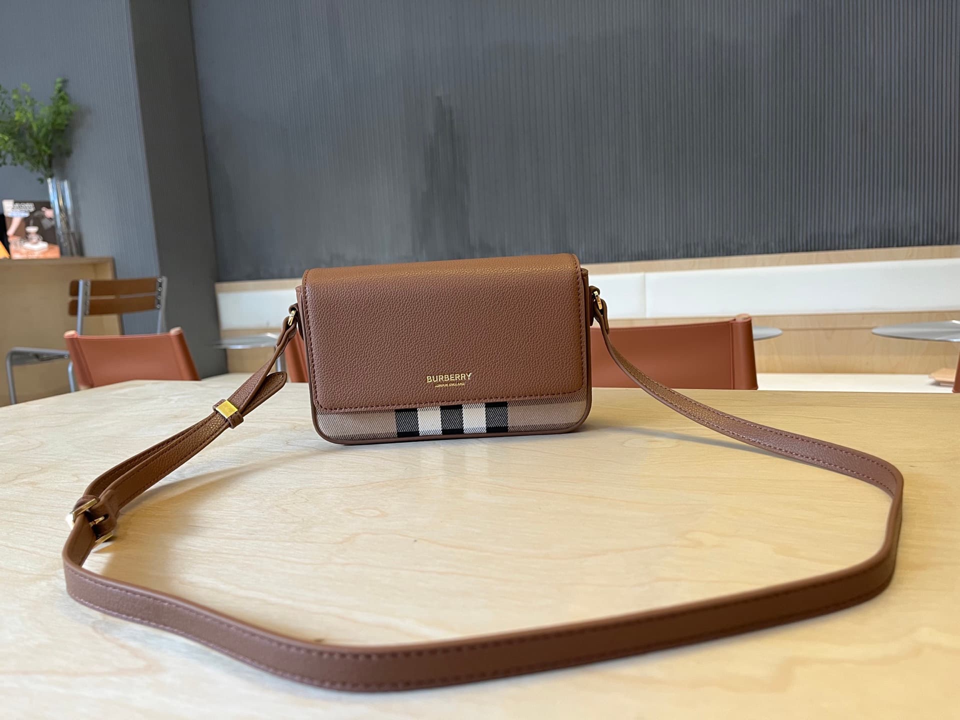 C75 B🔥🔥B’s exquisite vintage/retro backpack is made from Italian tanned grain leather and Vintage retro patterned panels. 😁😁 It can be worn on one shoulder, slung over the shoulder, or transformed into a handbag style. 21 x 4.5 x 12.5cm, 6606 — image 1