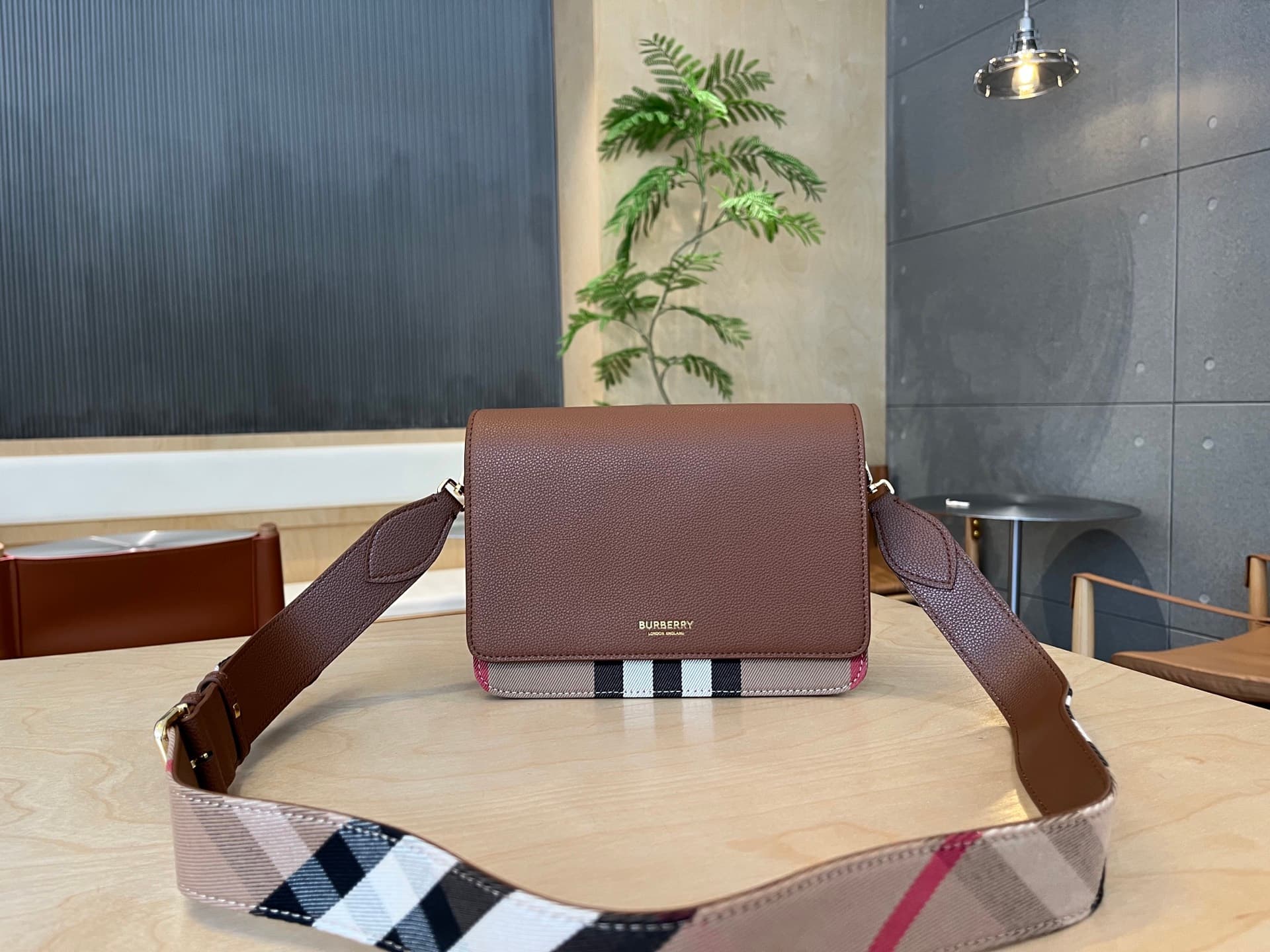 C66 B’s latest plaid crossbody bag with wide straps 💕 The strap length can be adjusted automatically; it can be worn on one shoulder or slung diagonally, allowing for flexible use as desired — image 1