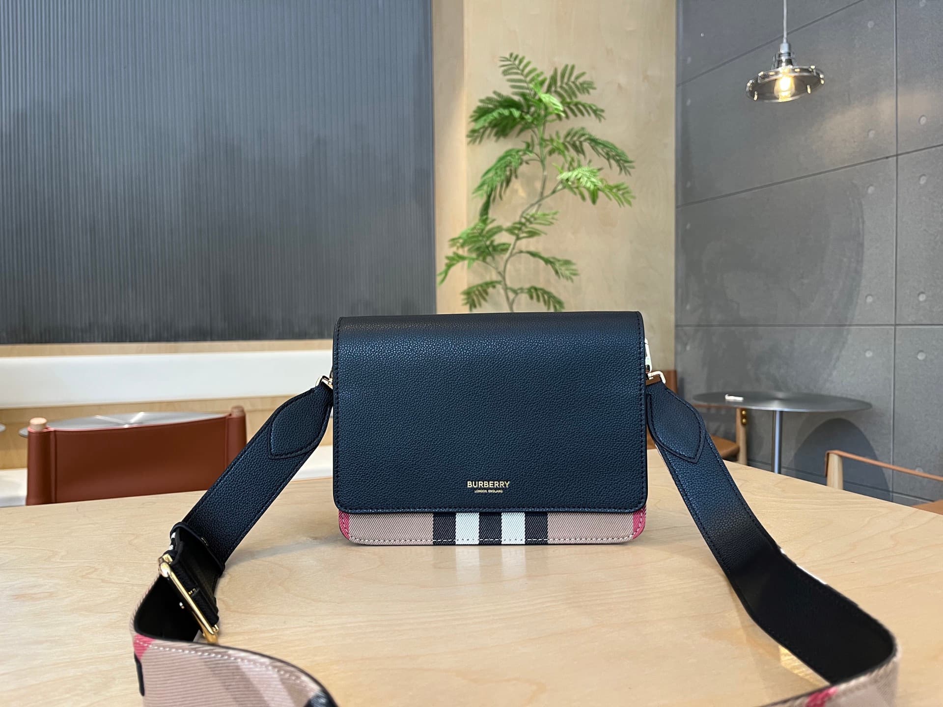C67 B’s latest plaid crossbody bag with wide shoulder straps 💕 The length of the straps can be adjusted automatically; it can be worn on one shoulder or slung diagonally, allowing flexible use as desired — image 1