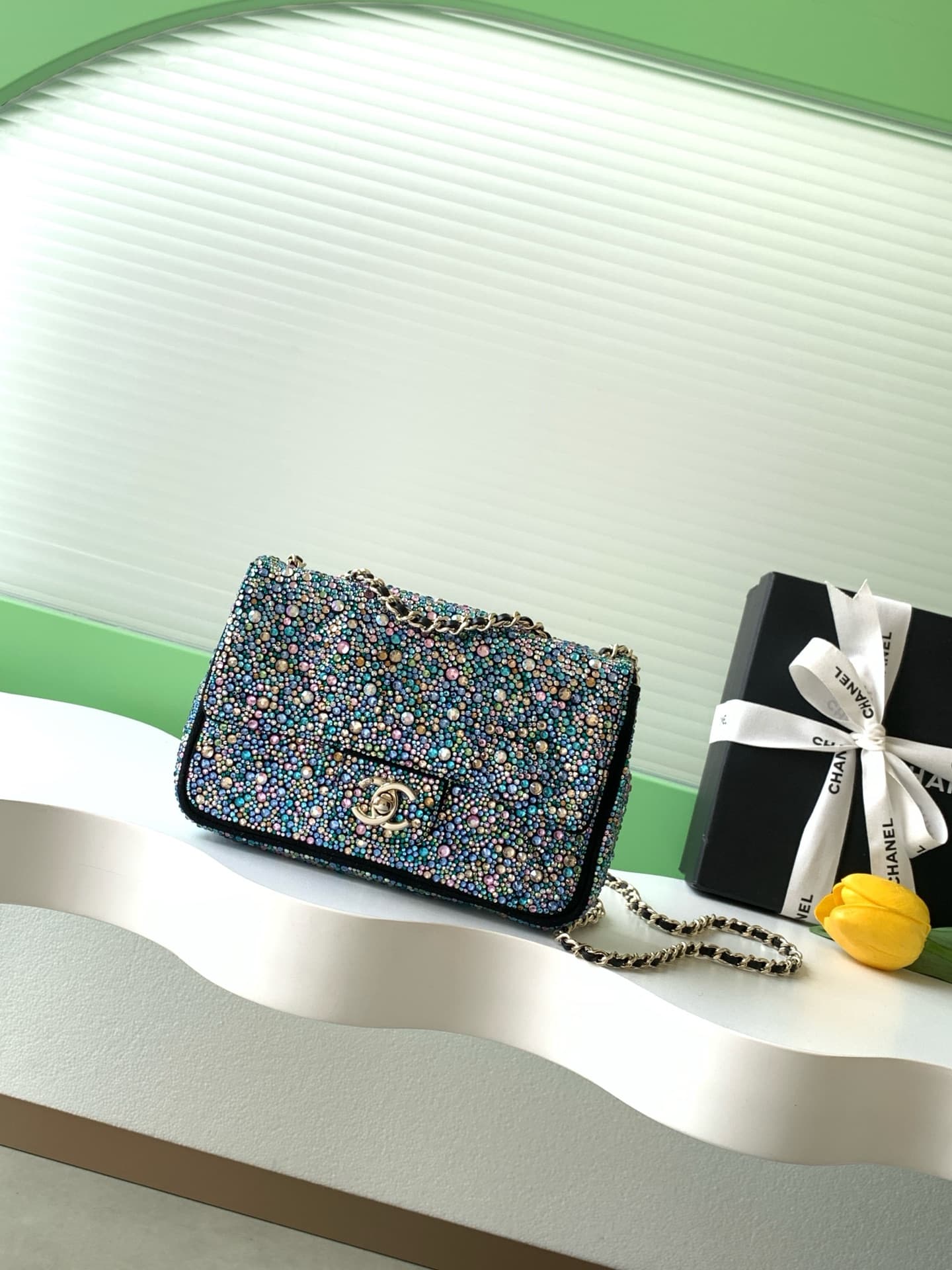 C783 26c SAC DU SOIR dinner bag, black background with colorful diamond accents, exudes luxury! Gold metal chain shoulder strap, paired with the classic double C logo, elegant and premium. The size is ideal—great for holding or carrying on the shoulder. E — image 1