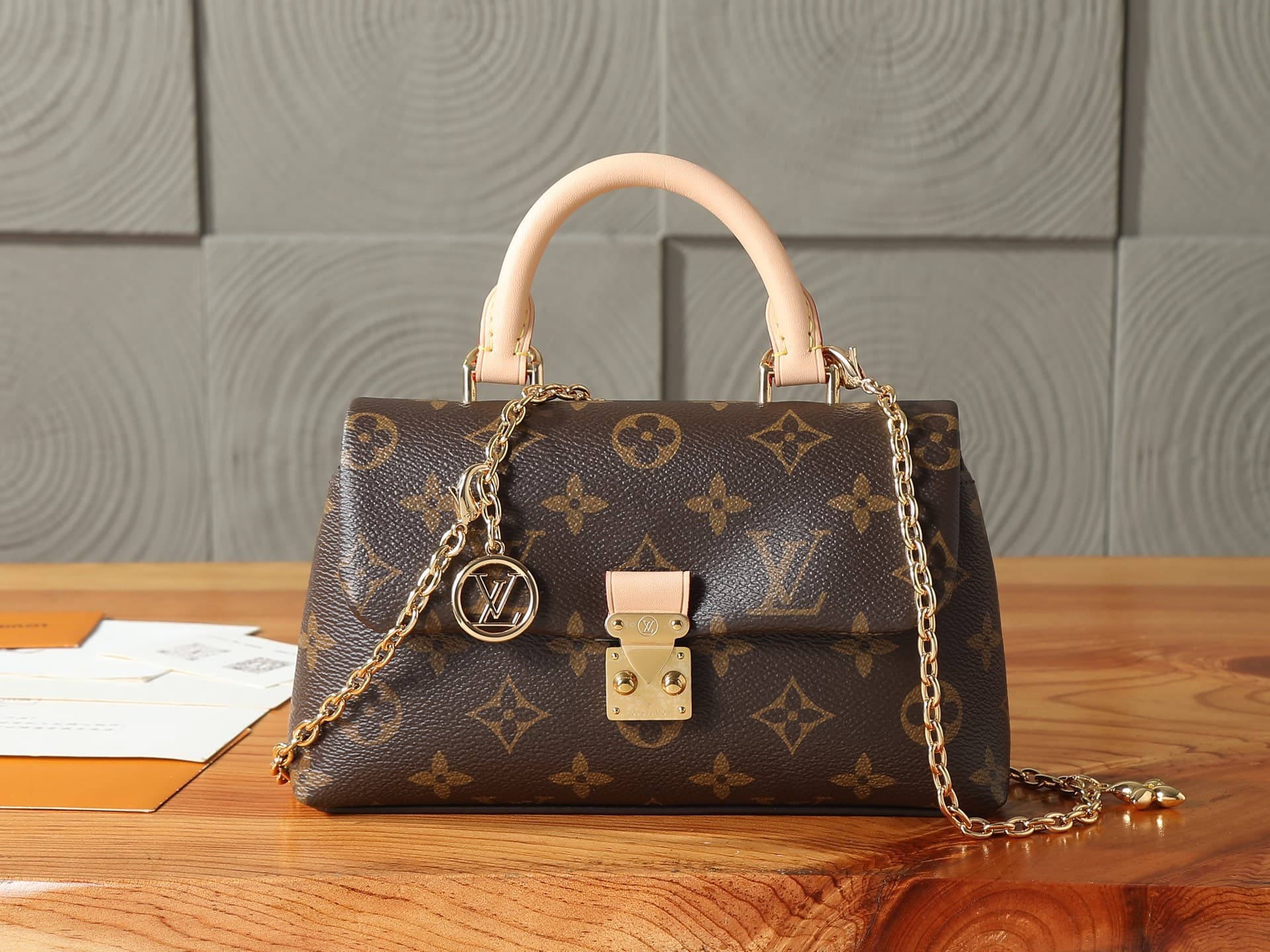 C5203 P【163C01 dynamic chip】‼️High-quality original items, enhanced version‼️The Nano Madeleine handbag features a Monogram pattern on the canvas, reflecting the signature style of Louis Vuitton. The adjustable decorative chain allows for carrying the bag — image 1
