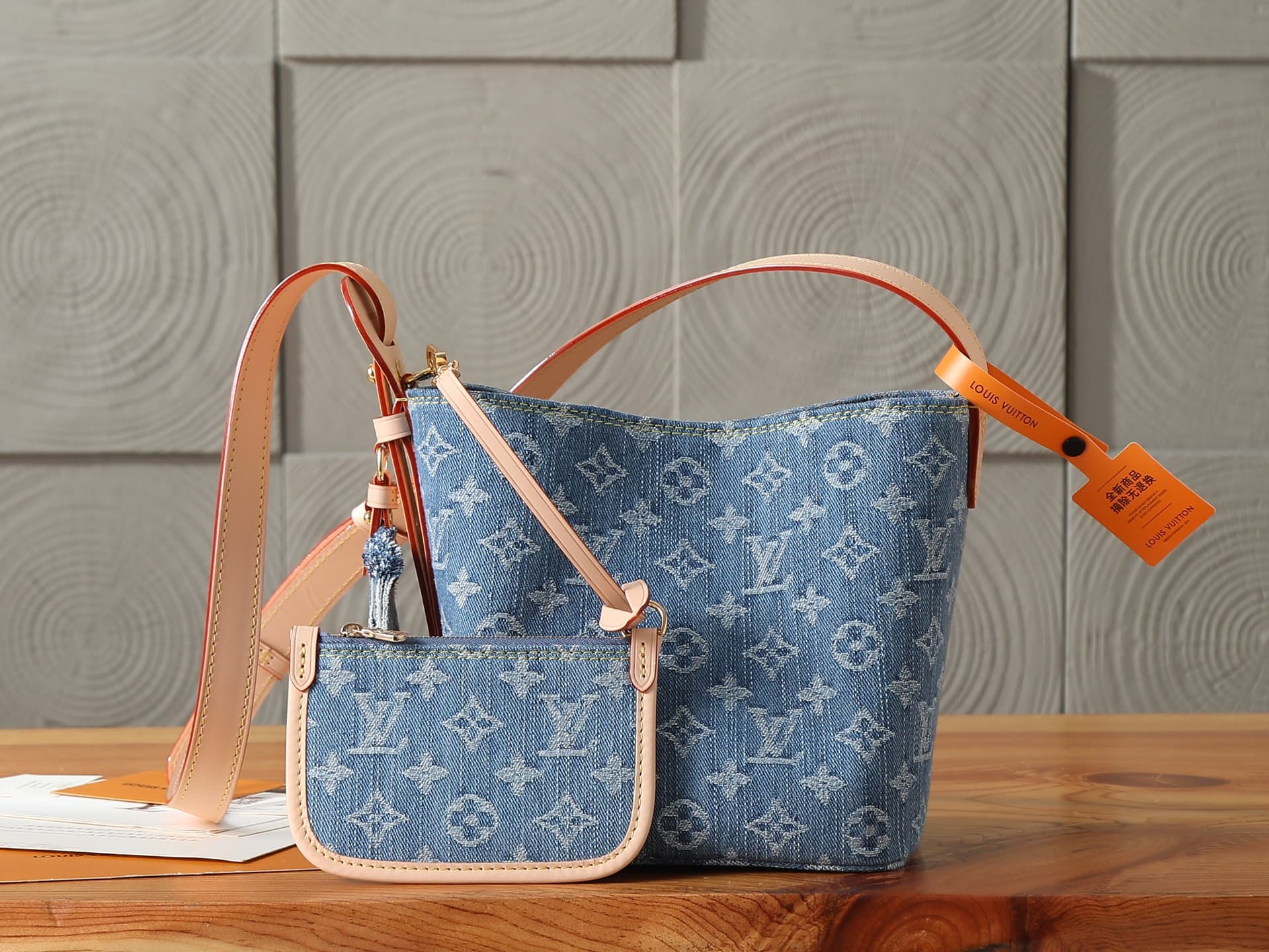 C5201 P【163C01 dynamic chip】‼️ Premium original style, enhanced version‼️ All-in-one handbag made from high-quality denim fabric, bringing a modern and casual vibe to the Denim Rendez-Vous series. The bucket bag design features contrasting leather trim an — image 1