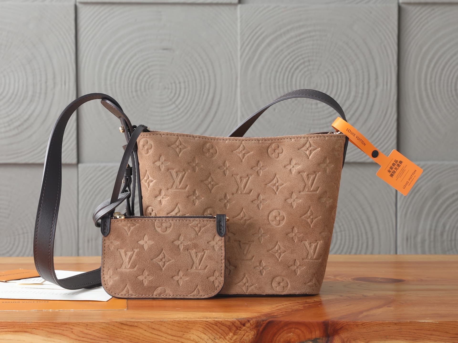 C4986 P【163C01 dynamic bag】‼️ Premium original style, enhanced version‼️ The Back to School collection introduces this All In BB handbag. The bucket-shaped design is reinterpreted with elegant suede leather, and it features contrasting cowhide trim, makin — image 1