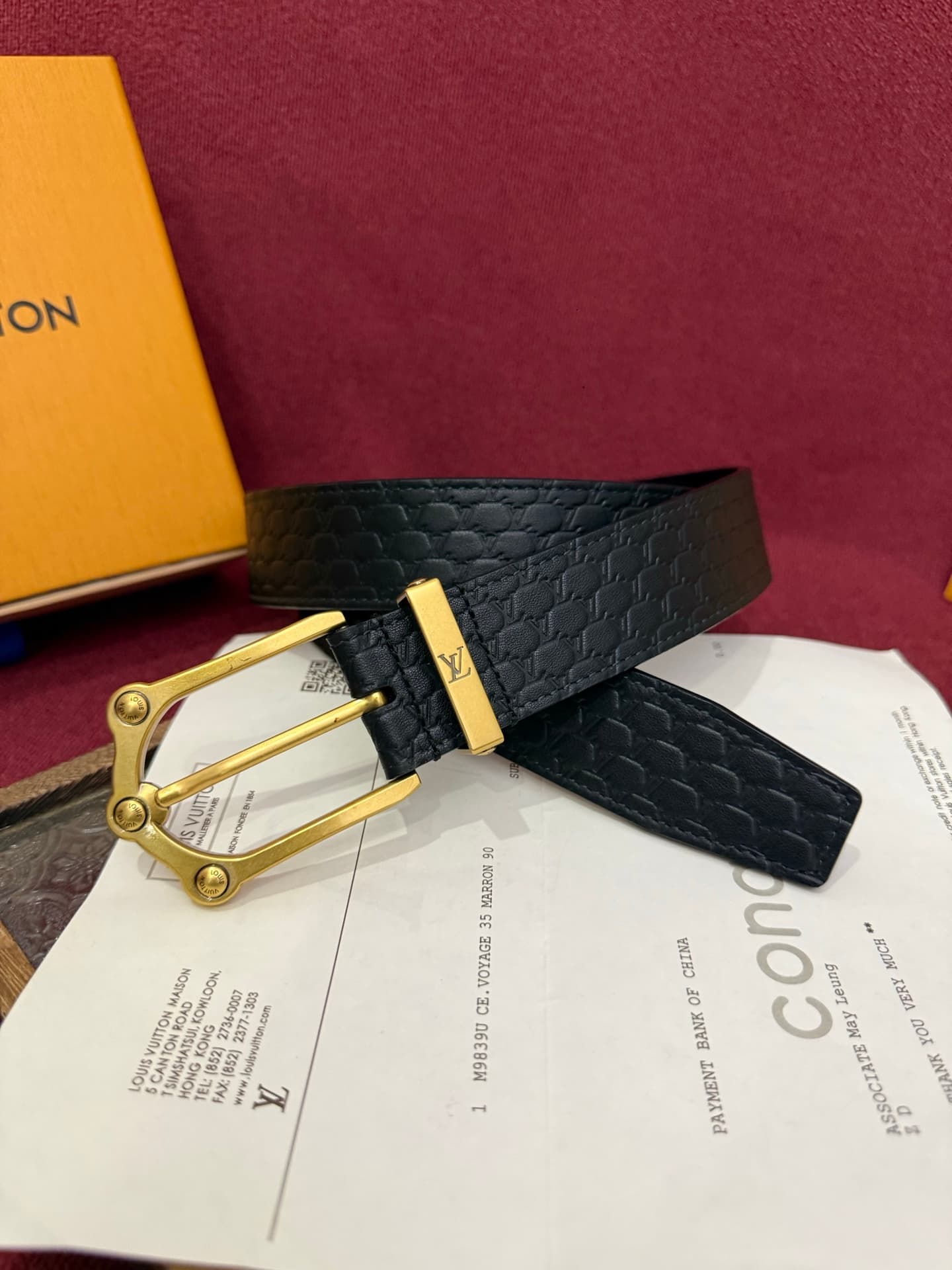 C32899 The Frog 3.5mm Reversible Belt in Crocodile is a elegant and attractive piece. The textured cowhide material enhances the three-dimensional feel of the decorative buttons; these buttons are adorned with letter patterns decorated in palladium-colore — image 1