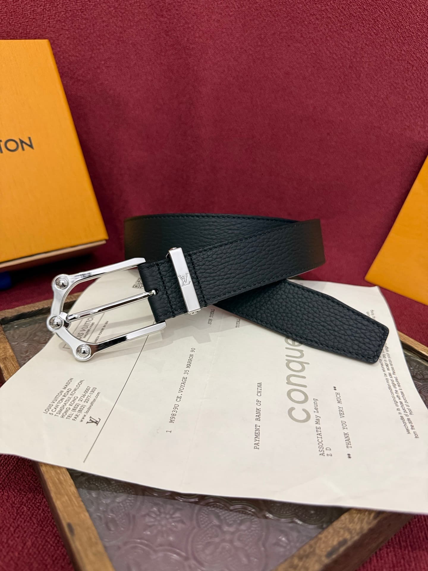 C32897 The Frog 3.5mm Reversible Belt in Crocodile is a elegant and eye-catching piece. The textured cowhide material enhances the three-dimensional appearance of the decorative buttons; these buttons are adorned with letter patterns decorated in palladiu — image 1