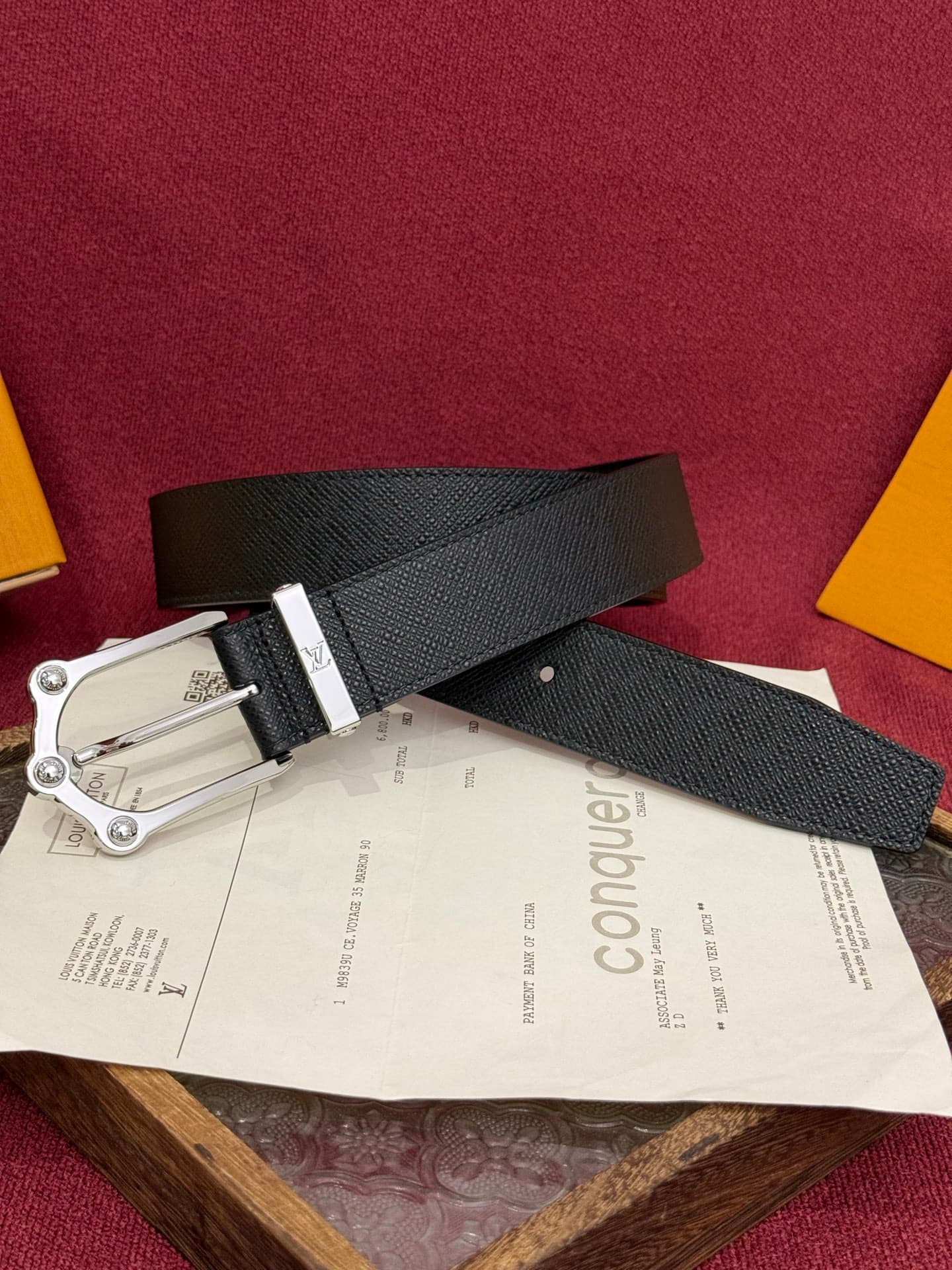 C32895 The Frog 3.5mm Reversible Belt in Crocodile is a stylish and attractive product. The textured cowhide material enhances the three-dimensional feel of the decorative buttons; the surface is also adorned with letter patterns decorated with palladium- — image 1