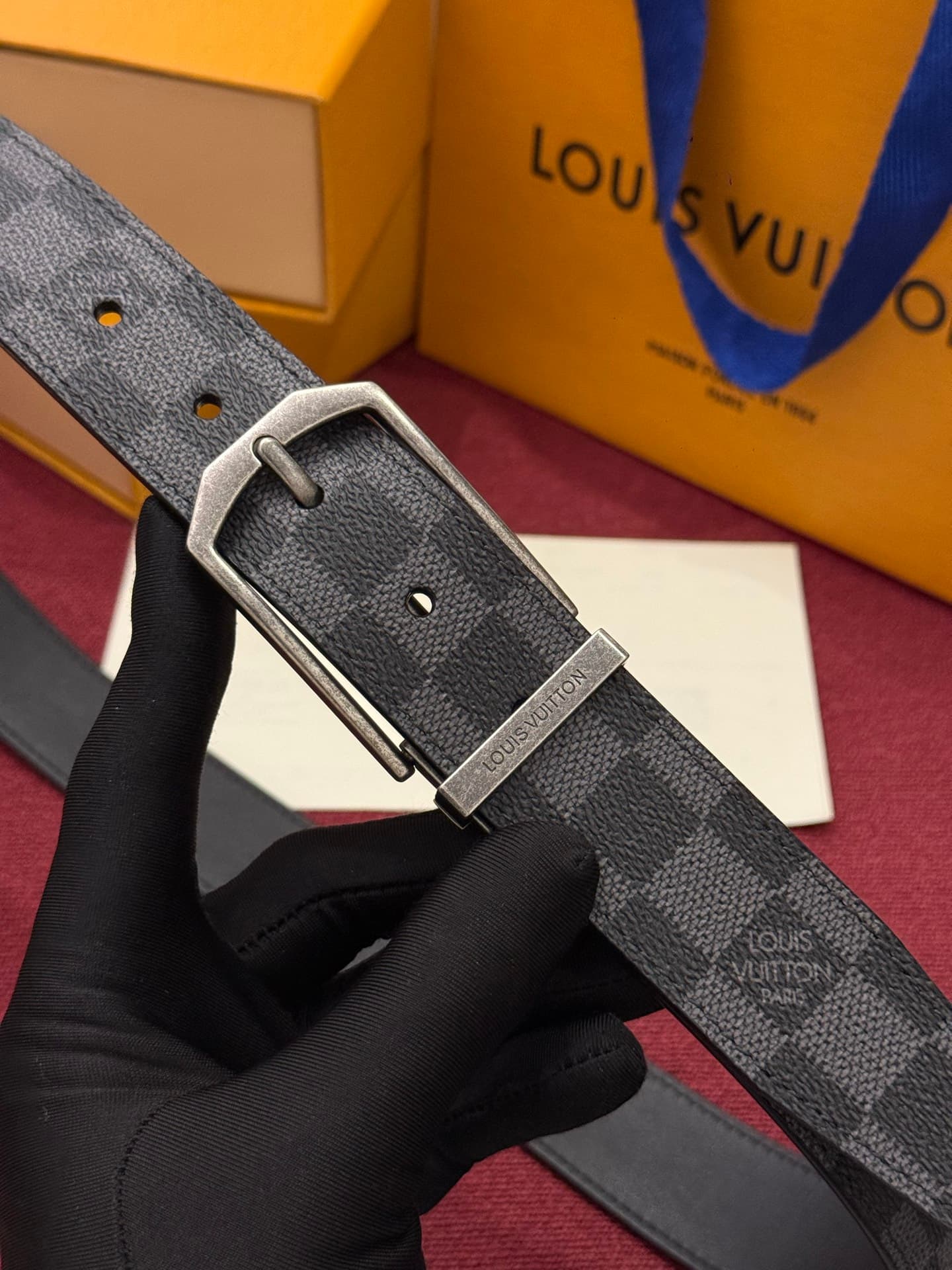 C32956 This Slender double-sided belt features Monogram-coated canvas and leather in two styles. It is equipped with delicate buckles and metal belt loops bearing the Louis Vuitton logo. — image 1