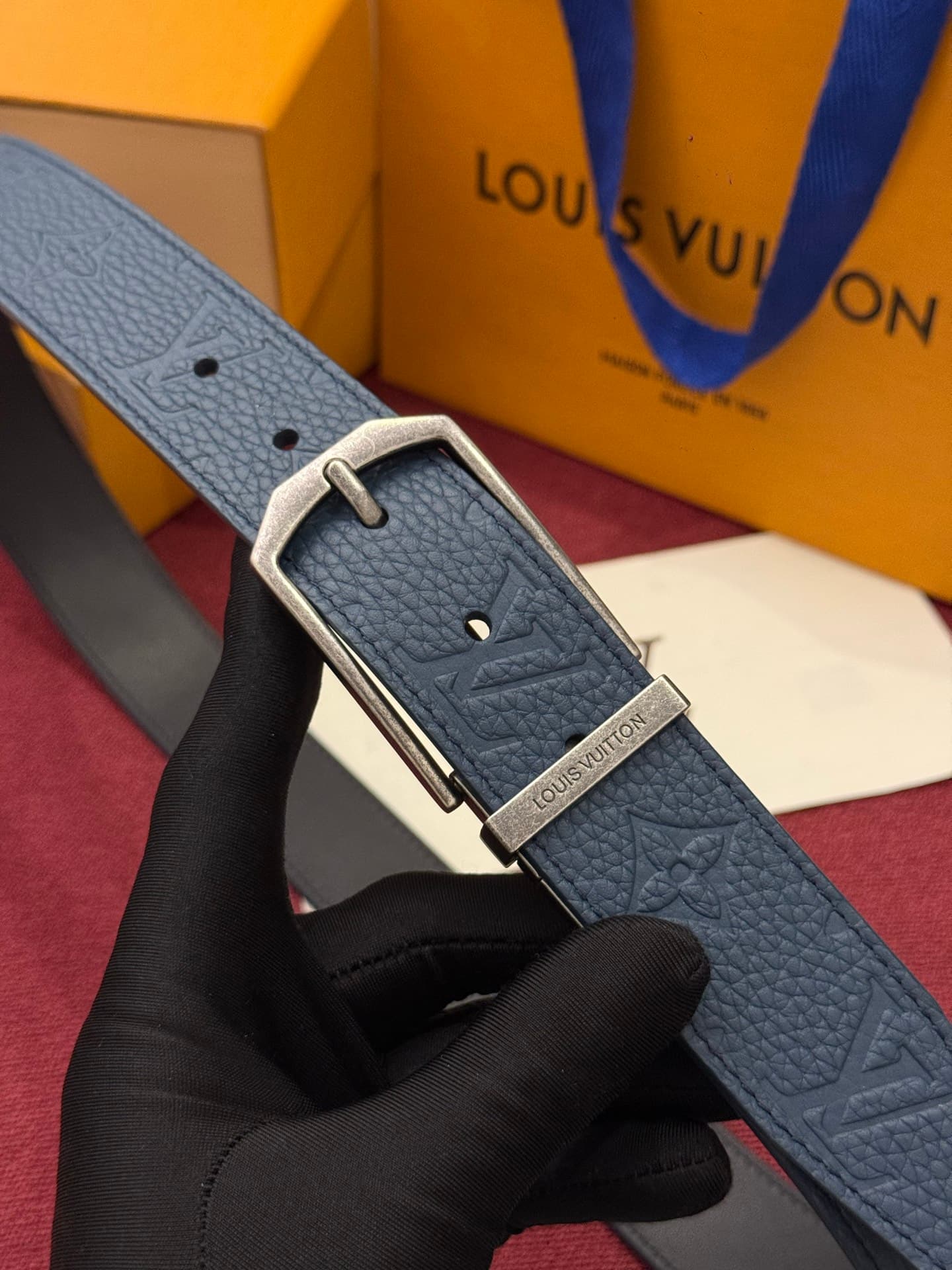 C32952 This Slender double-sided belt is made of Monogram leather, offering a stylish look. It features intricate buckles and metal belt loops with Louis Vuitton branding. — image 1