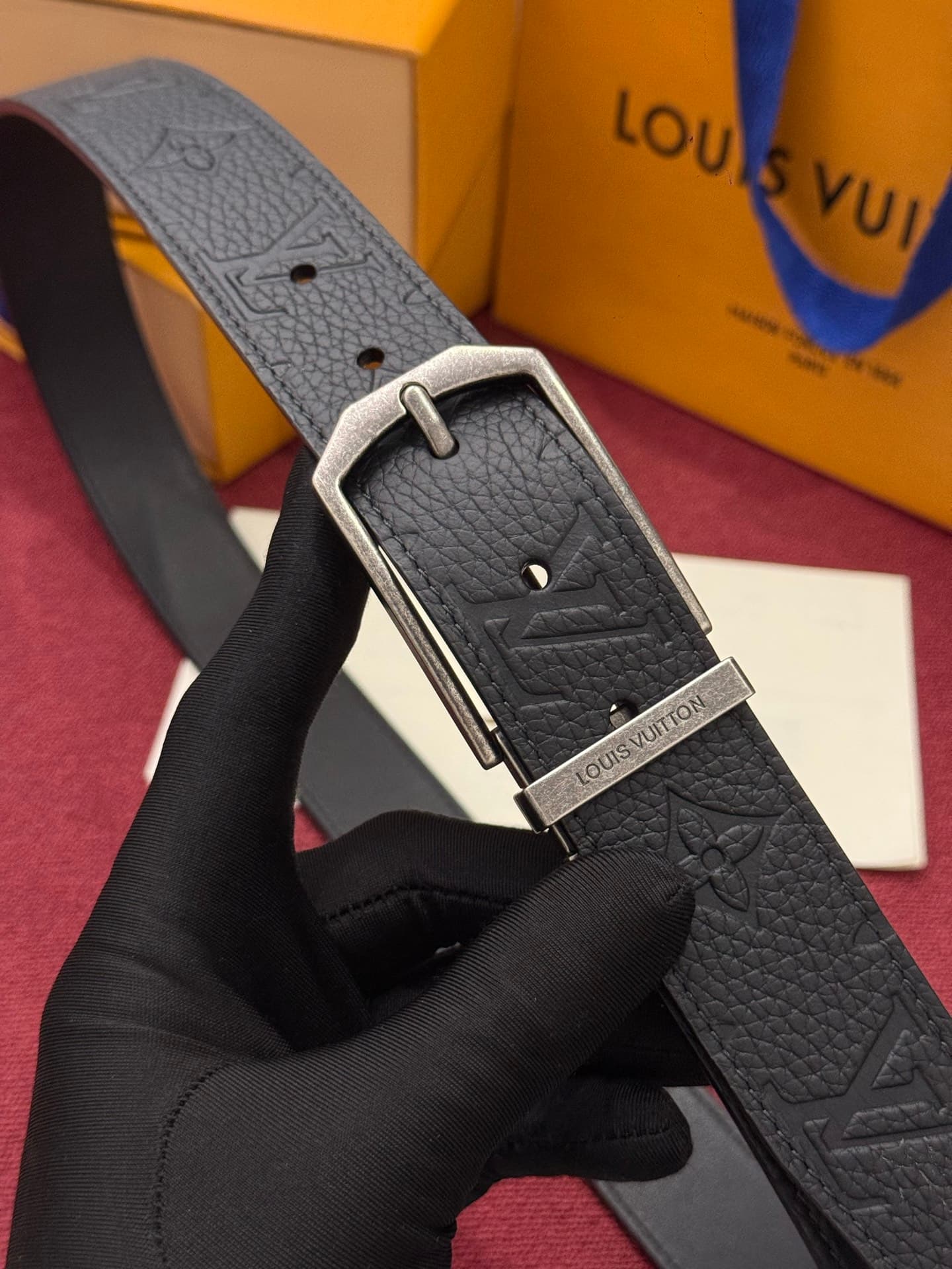 C32950 This Slender double-sided belt is made of Monogram leather, offering a stylish look. It features intricate buckles and metal belt loops with Louis Vuitton logos. — image 1