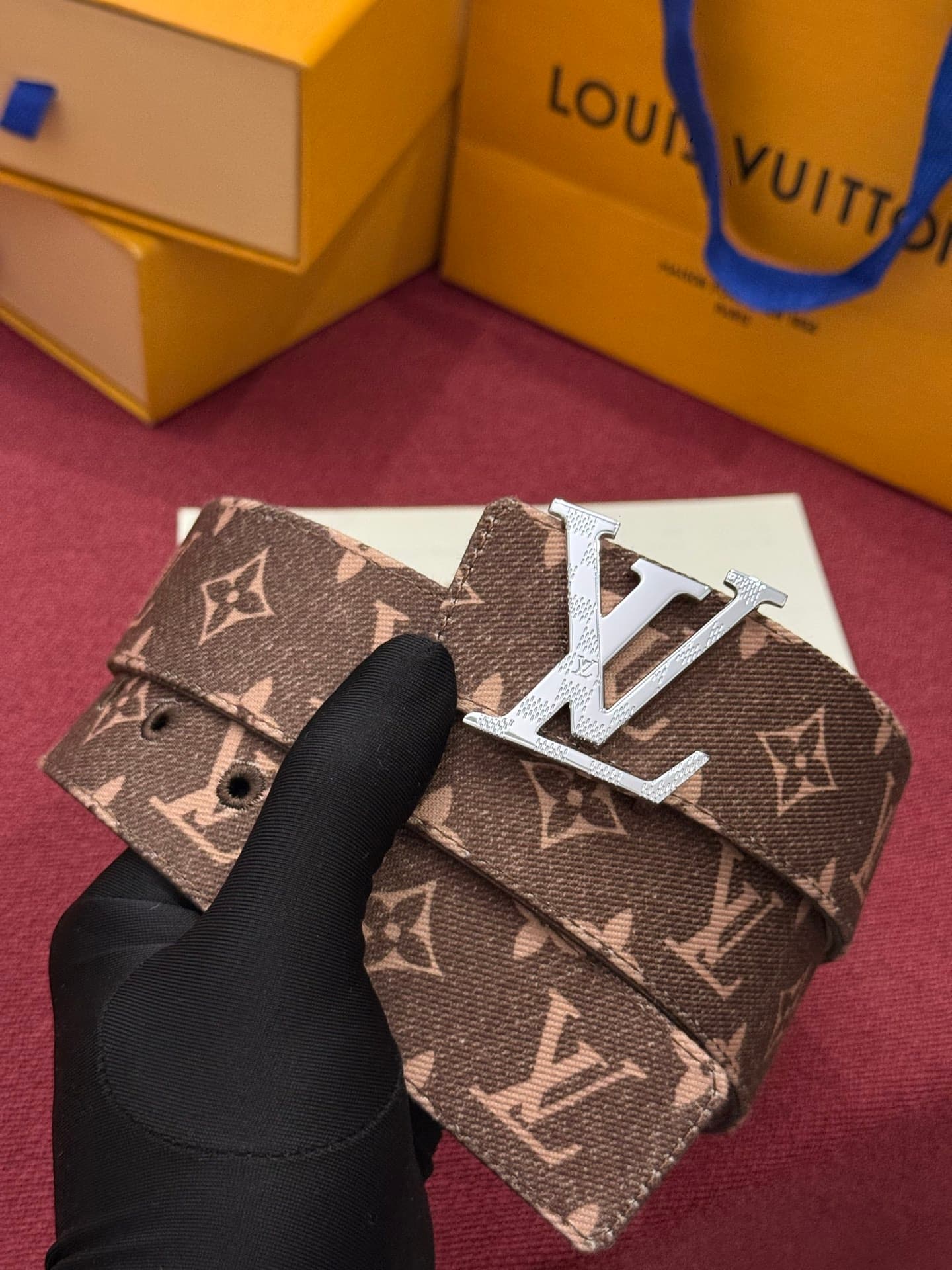 C32949 LV Initiales Monogram Reflective 40mm – a reversible belt that adds a dynamic touch to the design, elevating the classic style to an unexpected level. — image 1