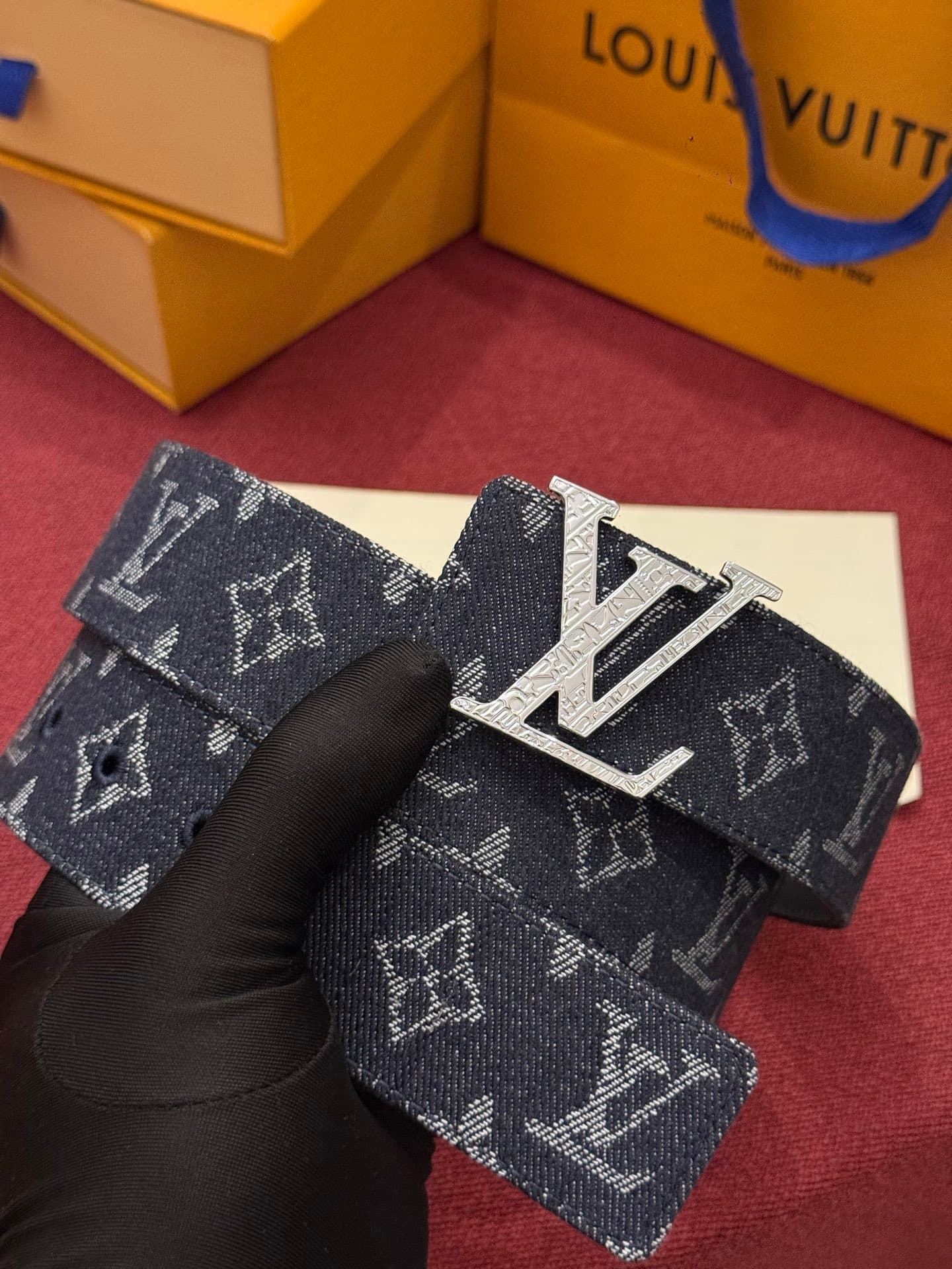 C32946 LV Initiales Monogram Reflective 40mm – a reversible belt that adds a dynamic touch to the design, elevating the classic style to an unexpected level. — image 1