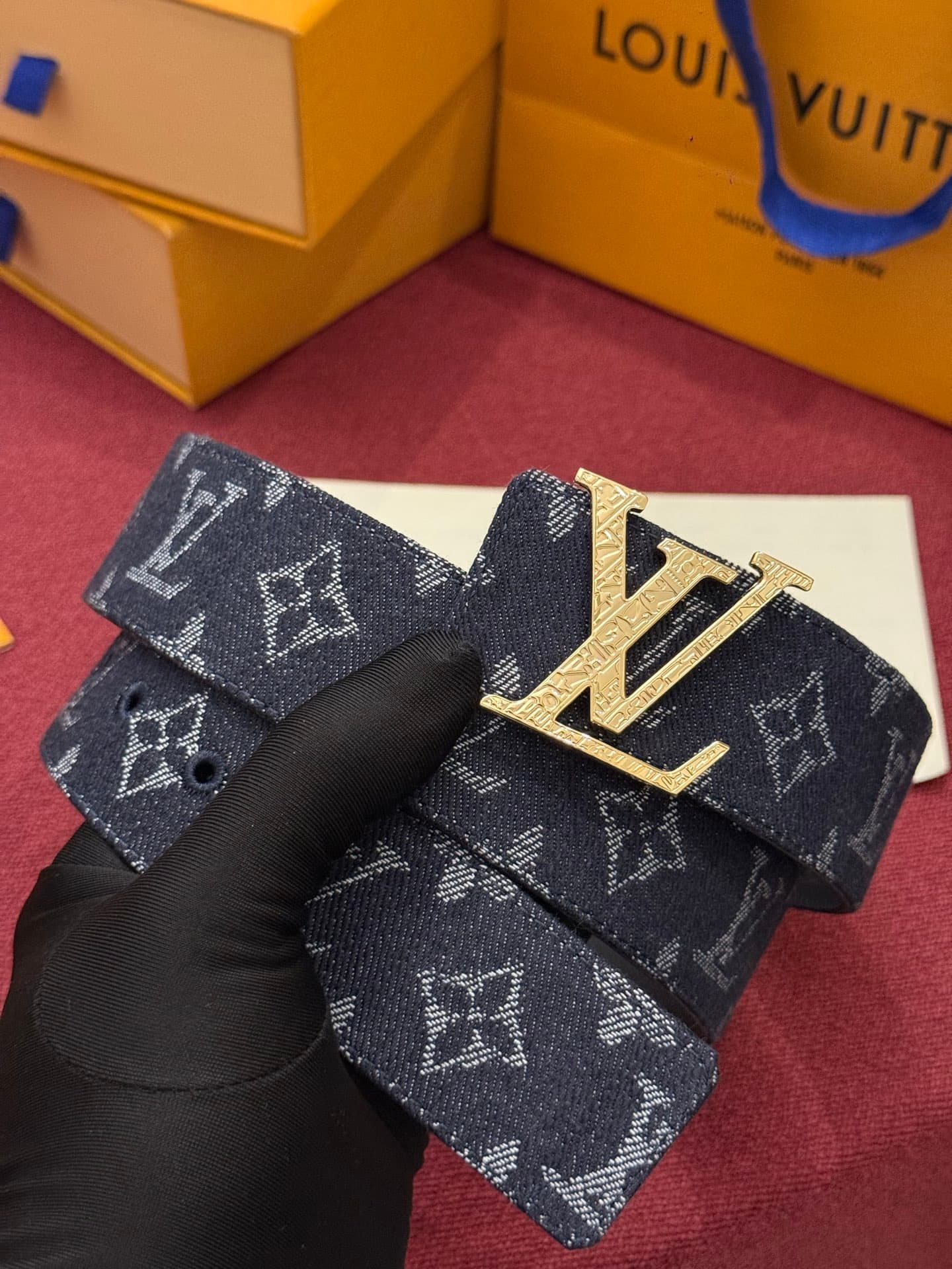 C32945 LV Initiales Monogram Reflective 40mm – a reversible belt that adds a dynamic touch to the design, elevating the classic style to an unexpected level. — image 1