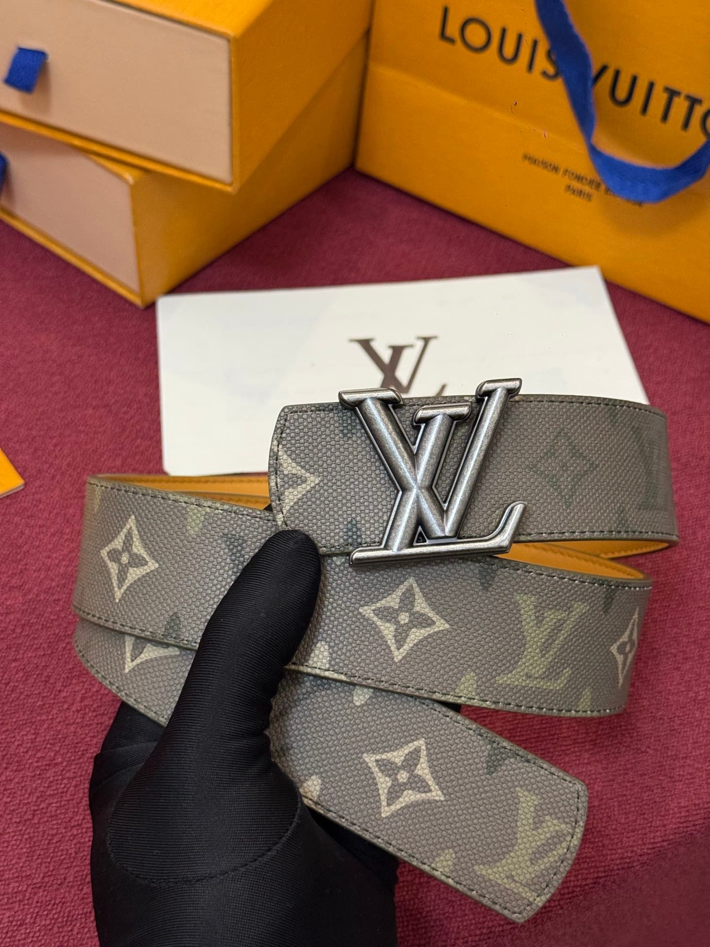 C32944 LV Initiales Monogram Reflective 40mm – a reversible belt that adds a dynamic touch to the design, elevating the classic style to an unexpected level. — image 1