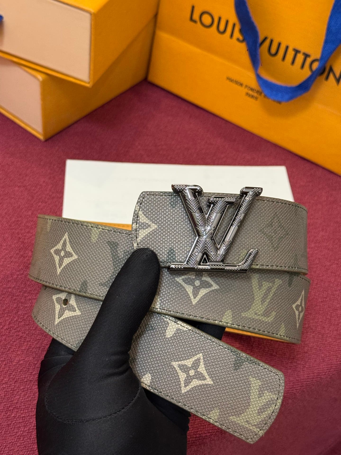 C32943 LV Initiales Monogram Reflective 40mm – a reversible belt that adds a dynamic touch to the design, elevating the classic style to an unexpected level. — image 1