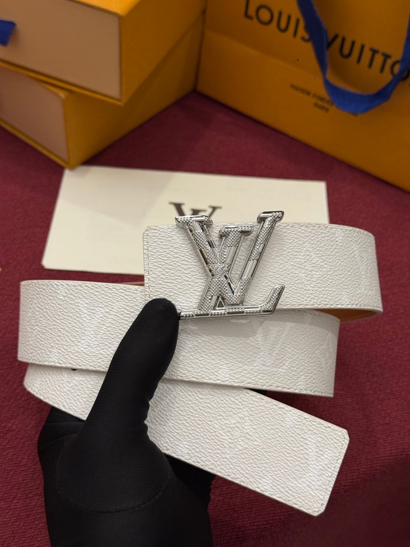 C32942 LV Initiales Monogram Reflective 40mm – a reversible belt that adds a dynamic touch to the design, elevating the classic style to an unexpected level. — image 1
