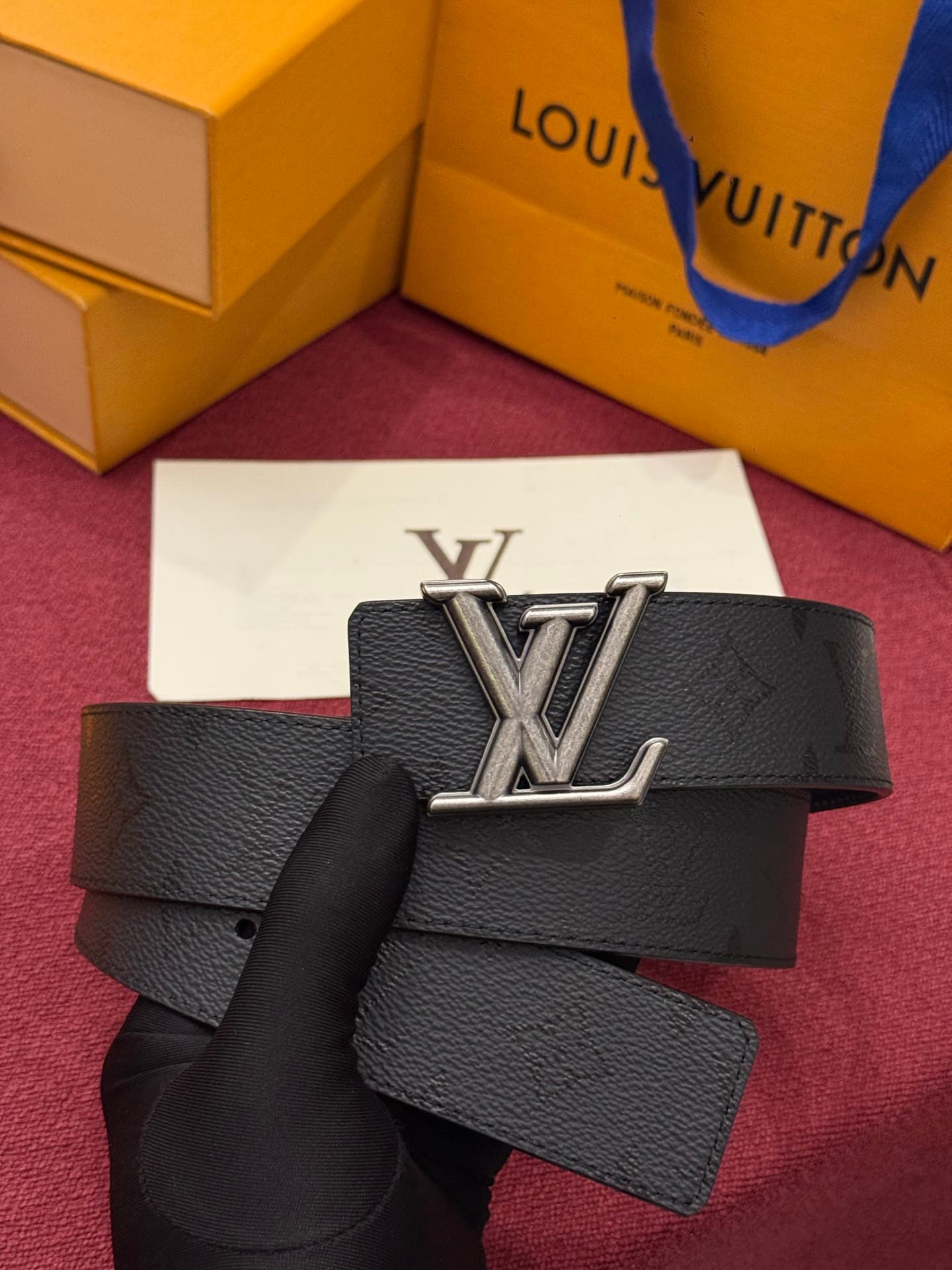 C32941 LV Initiales Monogram Reflective 40mm – a reversible belt that adds a dynamic touch to the design, elevating the classic style to an unexpected level. — image 1