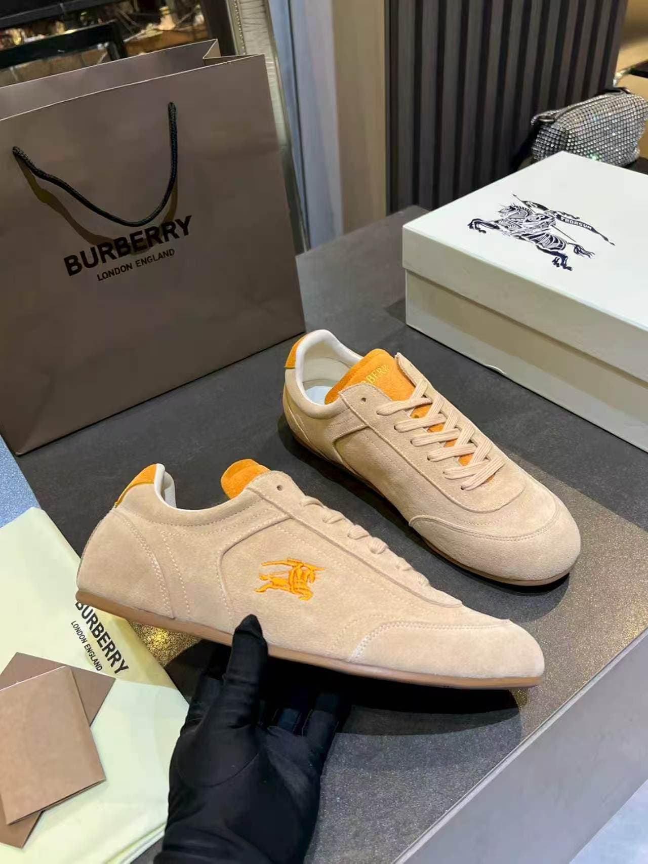 D3144 BURBERRY — image 1