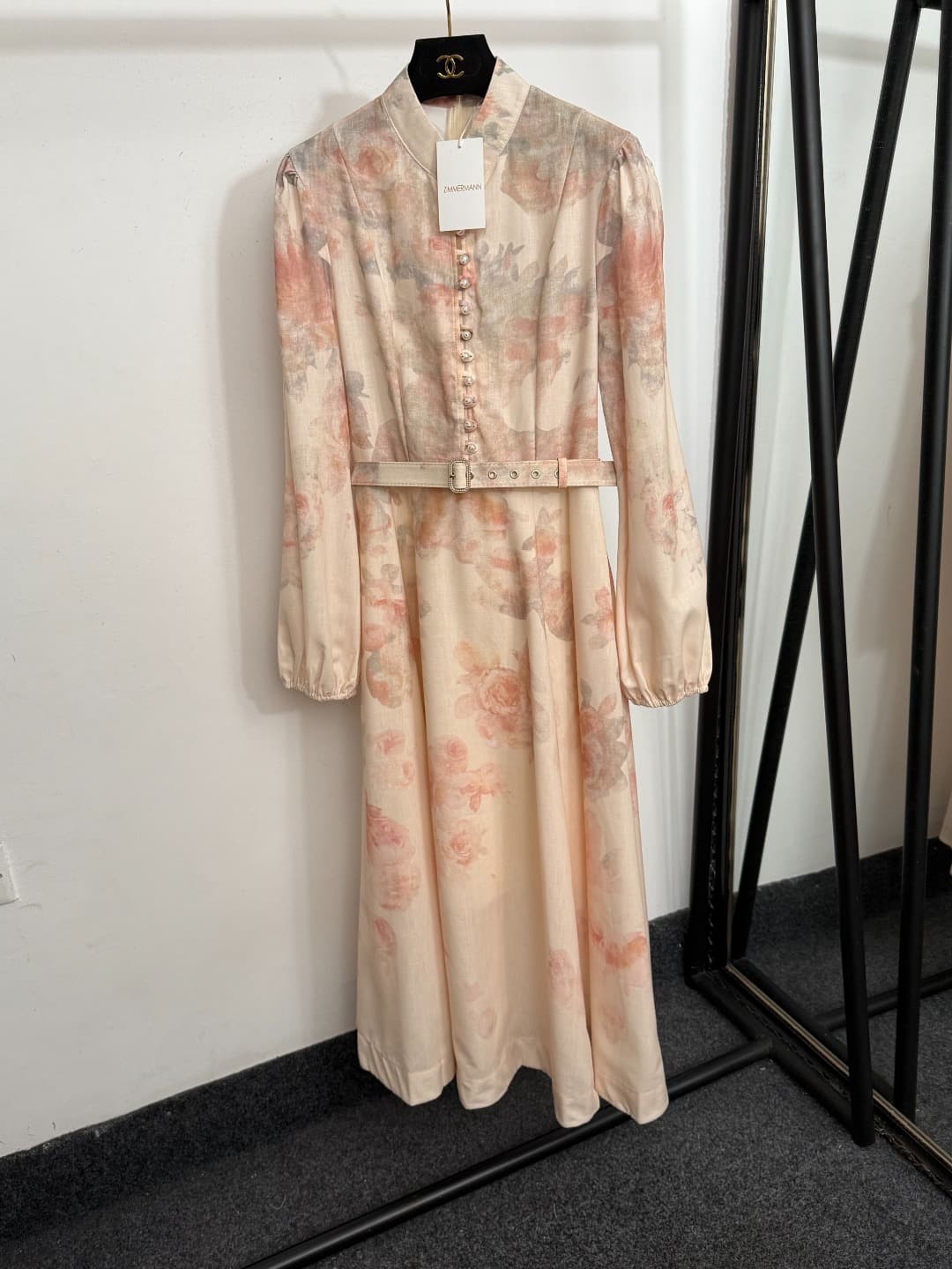 C18367 Item number: 20253780 Zimmermann – New design. Pearl buttons, elegant floral print, stand-up collar, long skirt with inner straps and belt. Apricot color, sizes S-XL. [Size M: bust 60, skirt length 37; shoulder width 37; bust size 88; sleeve length — image 1