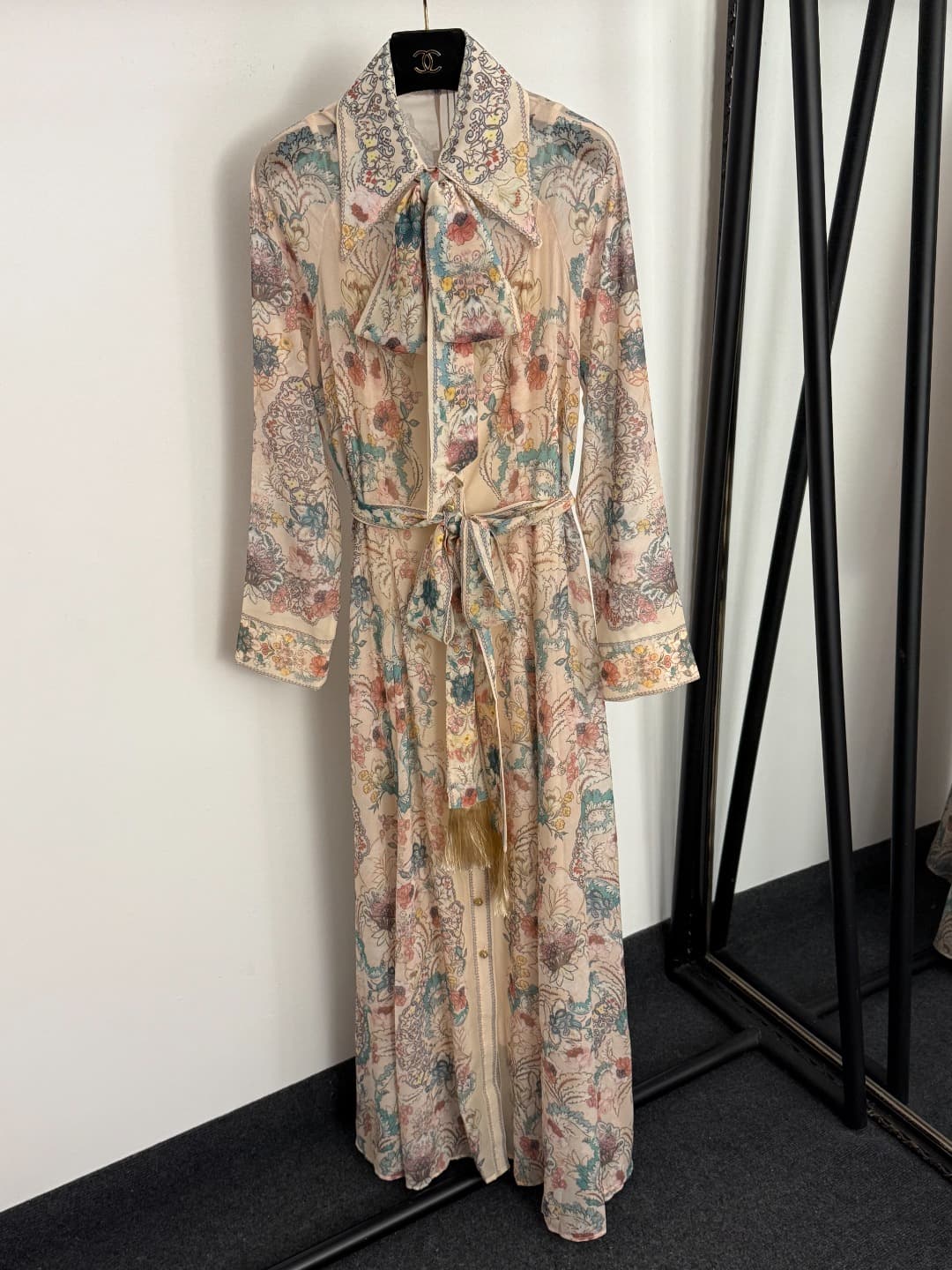C18357 Style number 20259334 Zimmermann* Vintage/retro colored flower print, belt-lined waist-cinching collar long-sleeved shirt dress. Long dress with straps for lining, apricot color, S-XL sizes. [Size M: bust 94, length 105; bust 90, sleeve length 72, — image 1