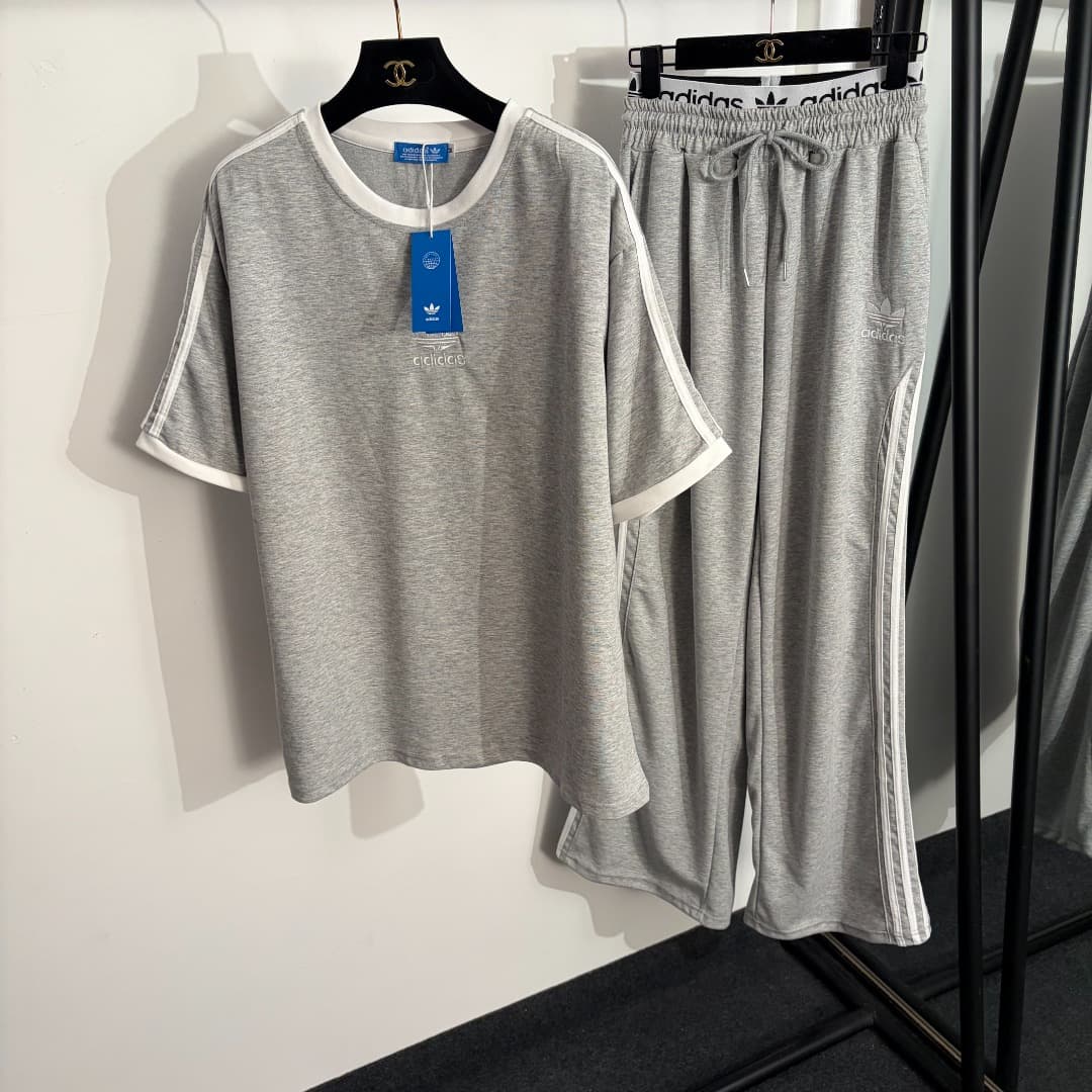C18586 Item number: 20262585. Adida*Adidas sports set: a loose short-sleeved T-shirt with clover letter embroidery + high-waisted casual pants with straps. Colors: gray, teal, white, black. Sizes: S, M, L. [Size M: shoulder width 52, chest circumference 1 — image 1