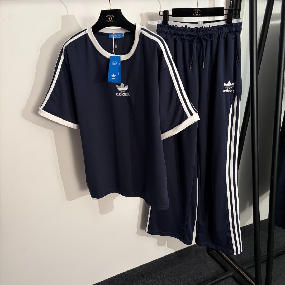 C18585 Style number 20262585: Adida* Athletic set – a relaxed short-sleeved T-shirt with clover letter embroidery, paired with high-waisted casual pants with belt seams. Colors include gray, navy blue, white, and black. Sizes: M. Dimensions: shoulder widt — image 1