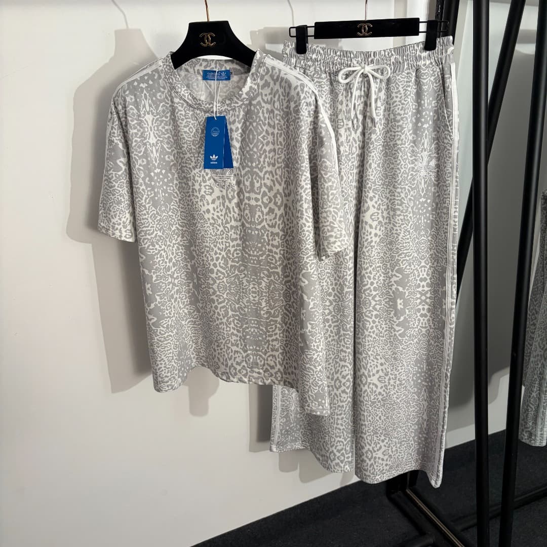 C18584 Item number: 20262586. Adida* New athletic set: a short-sleeved T-shirt with clover and leopard print patterns, plus casual wide-leg pants with straps. Colors: white, dark gray. Sizes: M. Measurement values: shoulder width = 55, chest circumference — image 1
