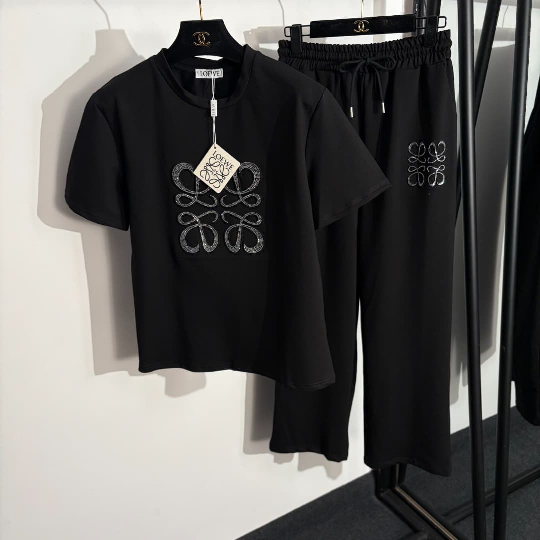 C18570 Item number: 20262598 Loew*. New sports set: short-sleeved T-shirt with diamond-encrusted logo + loose-fitting pants with elastic waist. Colors: white, black. S-XL sizes available. [Size M: shoulder width 42, bust size 96, sleeve length 20, hip len — image 1
