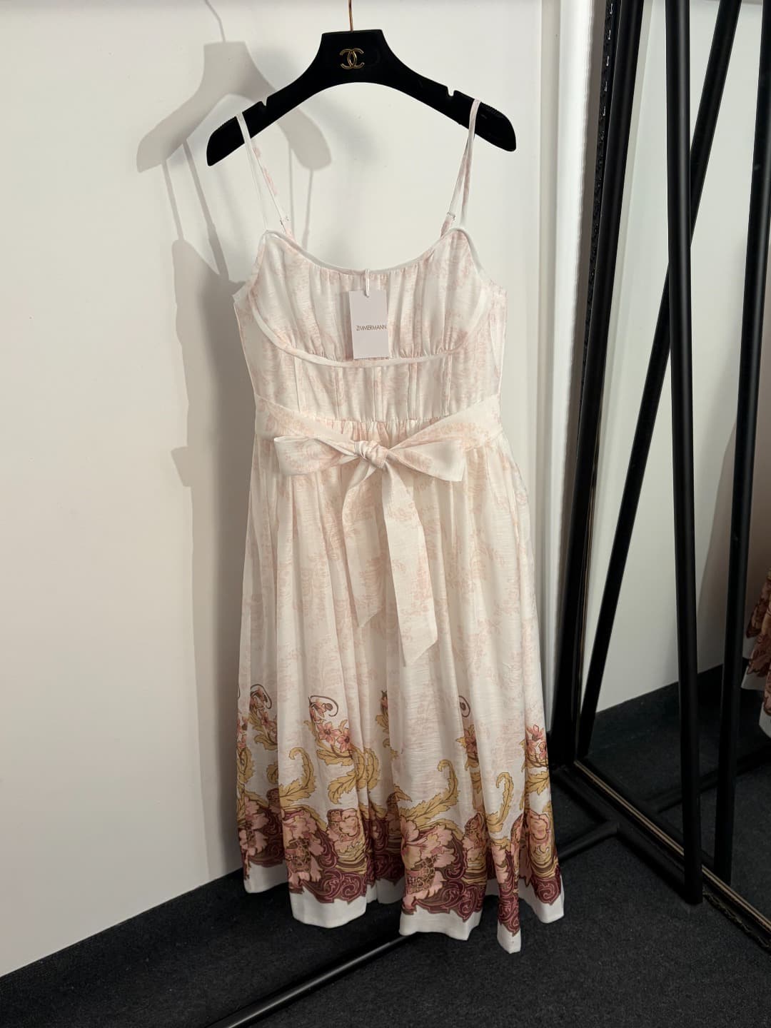 C18334 Size code 20263424 Zimmermann* Vintage/retro style, vacation-themed, vintage hem with floral patterns, floral print, belt, waist-cinching straps, dress. Long dress, white, black, S-XL. [M size: Elasticity at bust: 82; elasticity at waist: 74; lengt — image 1
