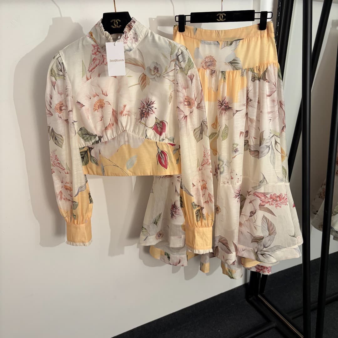 C18340 Item number: 20263453 Zimmermann*. New set: a stylish floral-print vest with long sleeves + a high-waist skirt with pleats. Color: white. S-XL sizes. [Size M: shoulder width 37, bust size 92, sleeve length 65, overall length 44; waist size 68, over — image 1