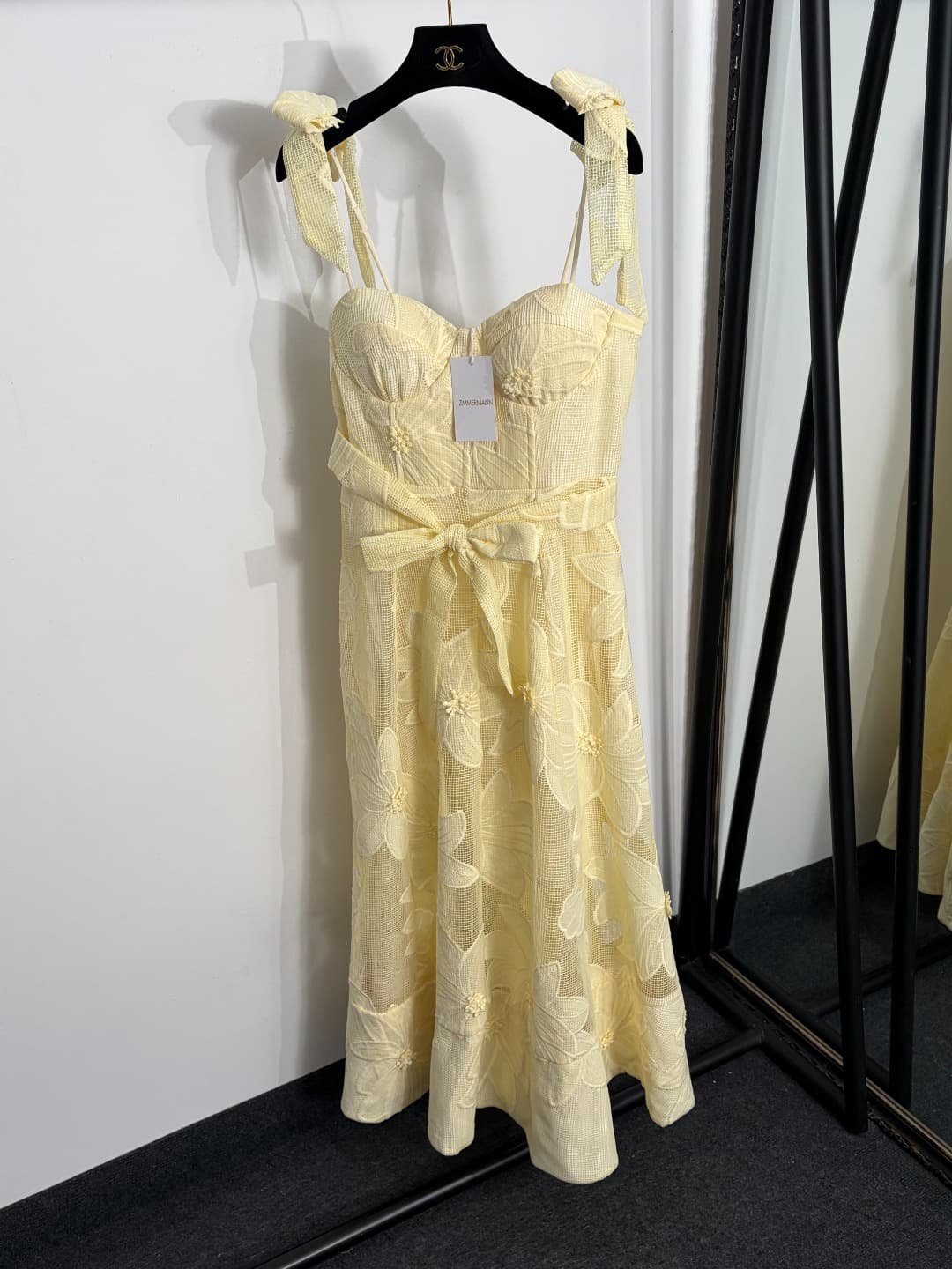 C18308 Item number: 20264120 Zimmermann* New model, three-dimensional embroidered flowers, checked open-bellied dress with straps. Long dress, in yellow, light blue, dark blue, white, khaki colors. S-XL sizes available. [L size: Elasticity of bust: 86; el — image 1