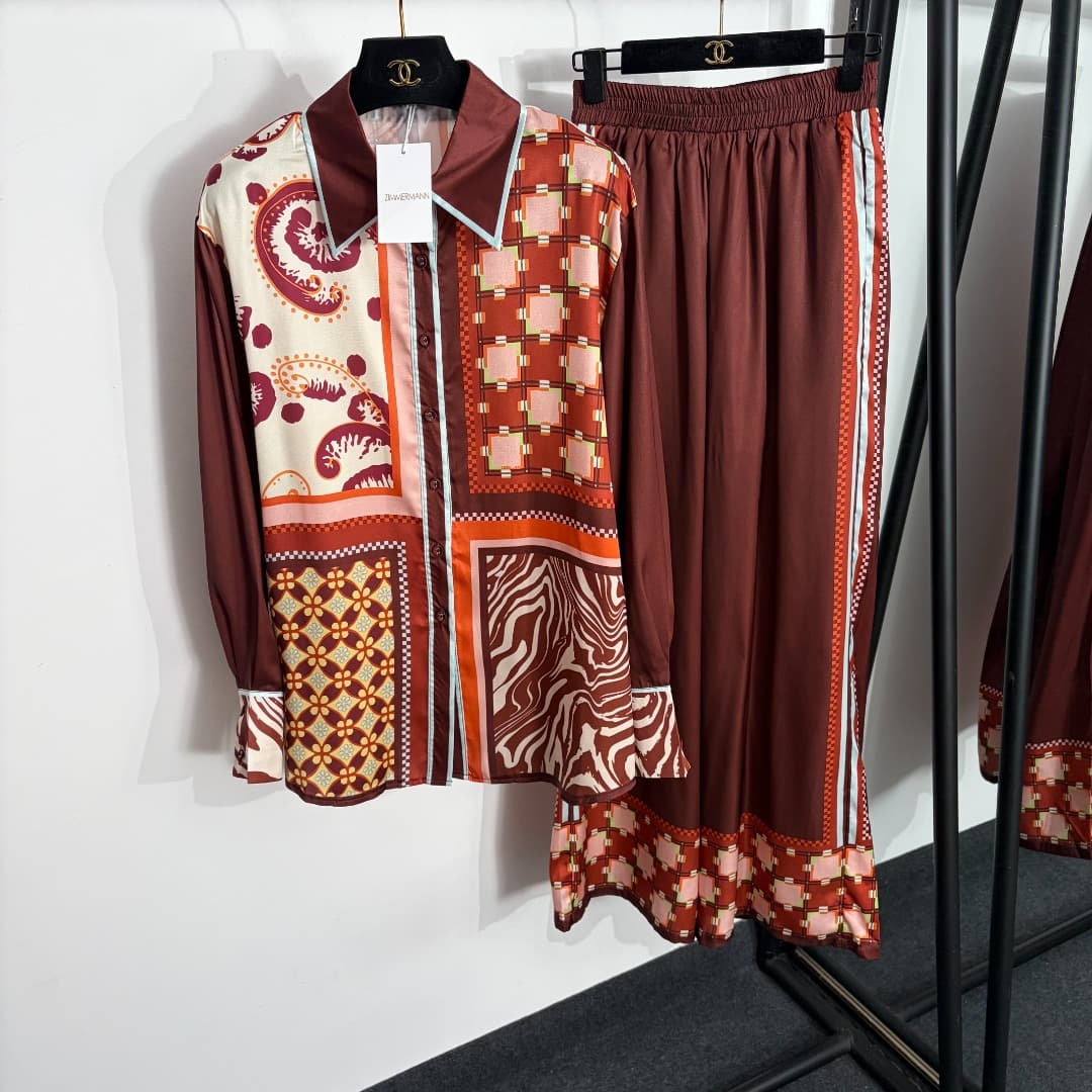 C18369 Item number: 20264258 Zimmermann* New set: irregular pattern printed long-sleeved shirt + high-waist wide-leg pants, khaki color, S-XL sizes. [Size M: shoulder width 47, bust size 106, sleeve length 59, overall length 70; waist size 64, elastic, ov — image 1