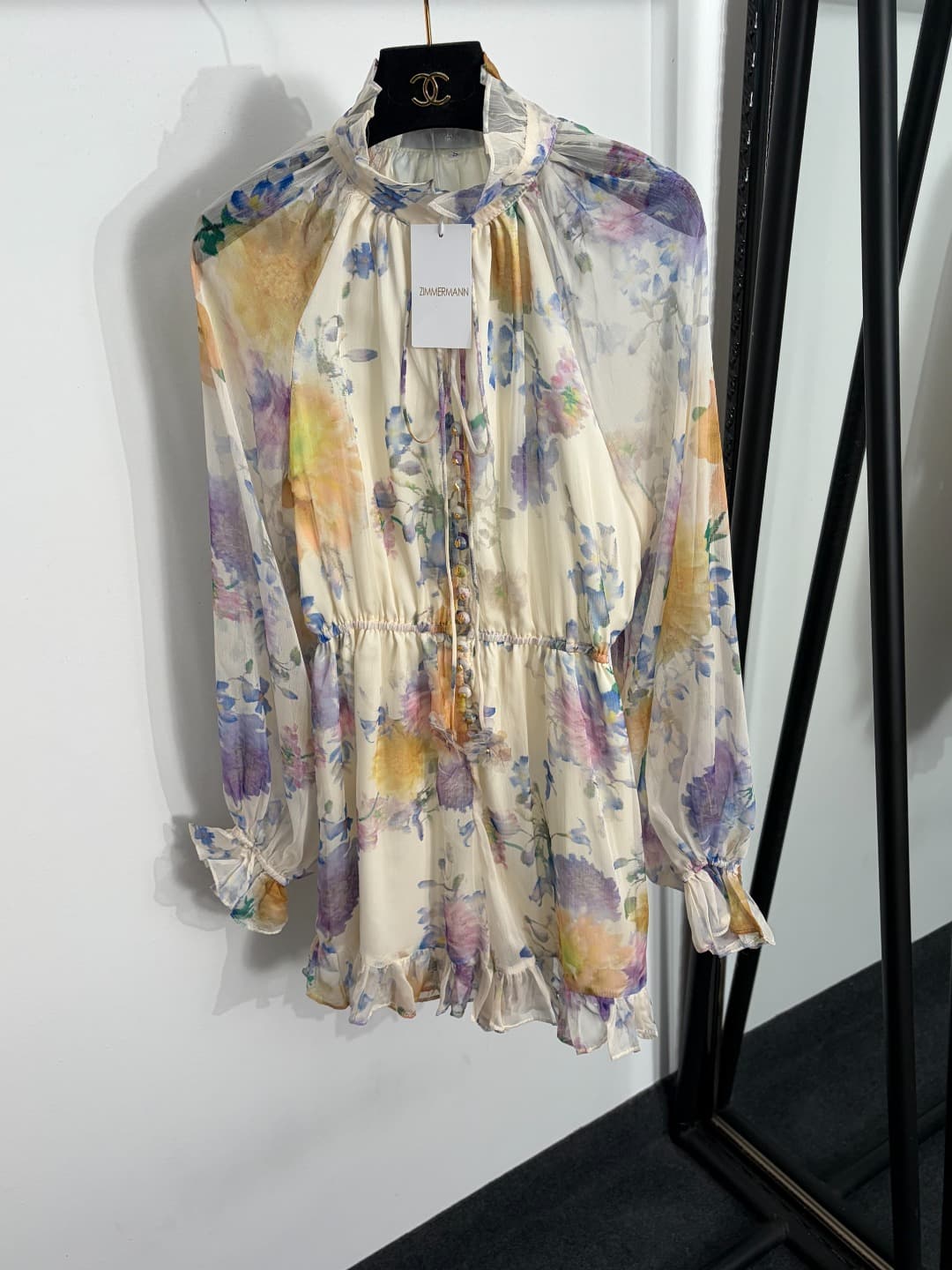 C18350 Item number: 20264424 Zimmermann* New model. Colorful floral print, stand-up collar, waist-curving, long-sleeved one-piece shorts. Apricot color, S-XL sizes. [S size: bust circumference 92, waist circumference 62; elasticity, sleeve length 72, over — image 1