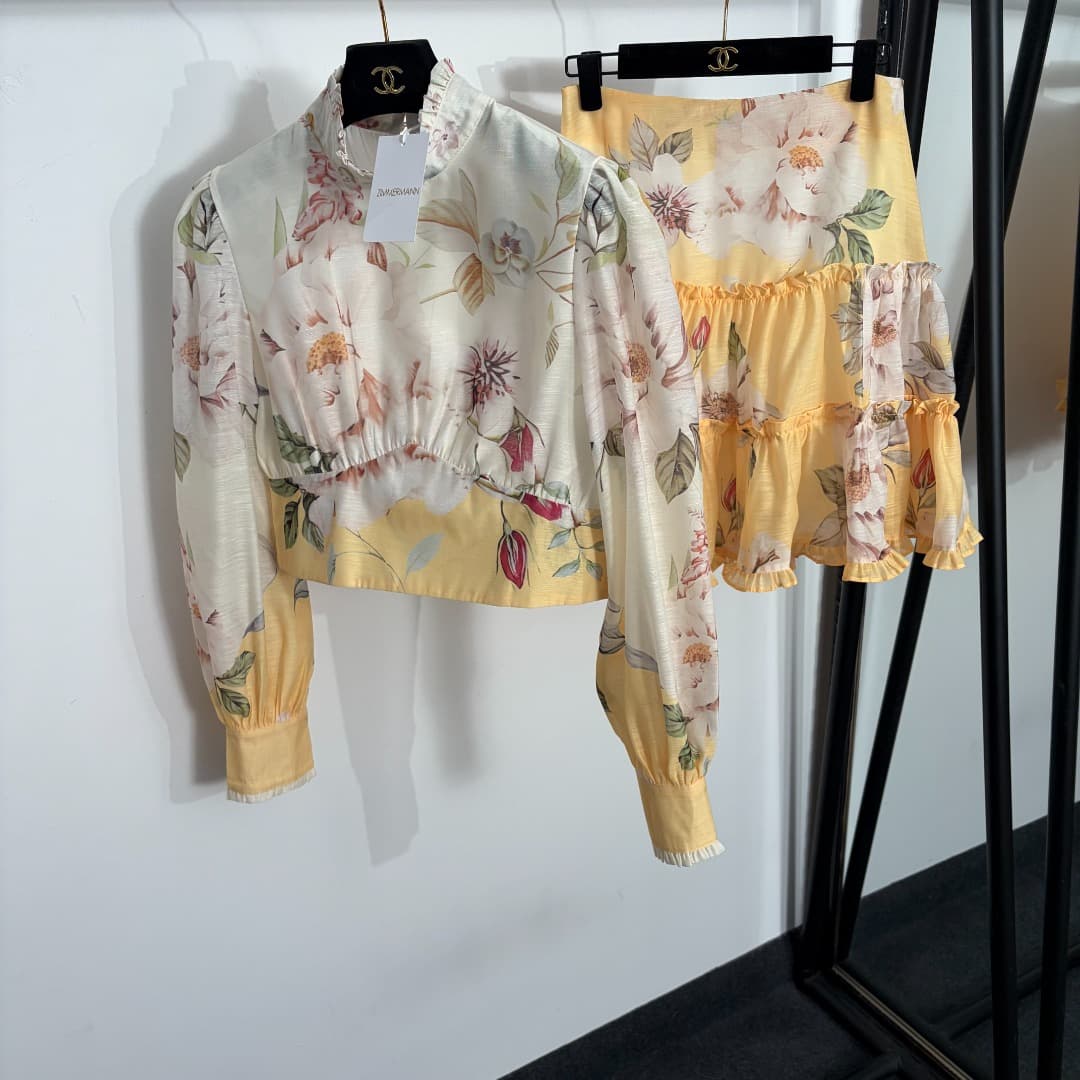 C18341 Style code: 20264537 Zimmermann*. New set: floral-print short top with a stand-up collar and long sleeves + frilly short skirt. Color: white. S-XL sizes. [Size M: shoulder width 37, bust size 94, sleeve length 64, overall length 42; waist size 70, — image 1