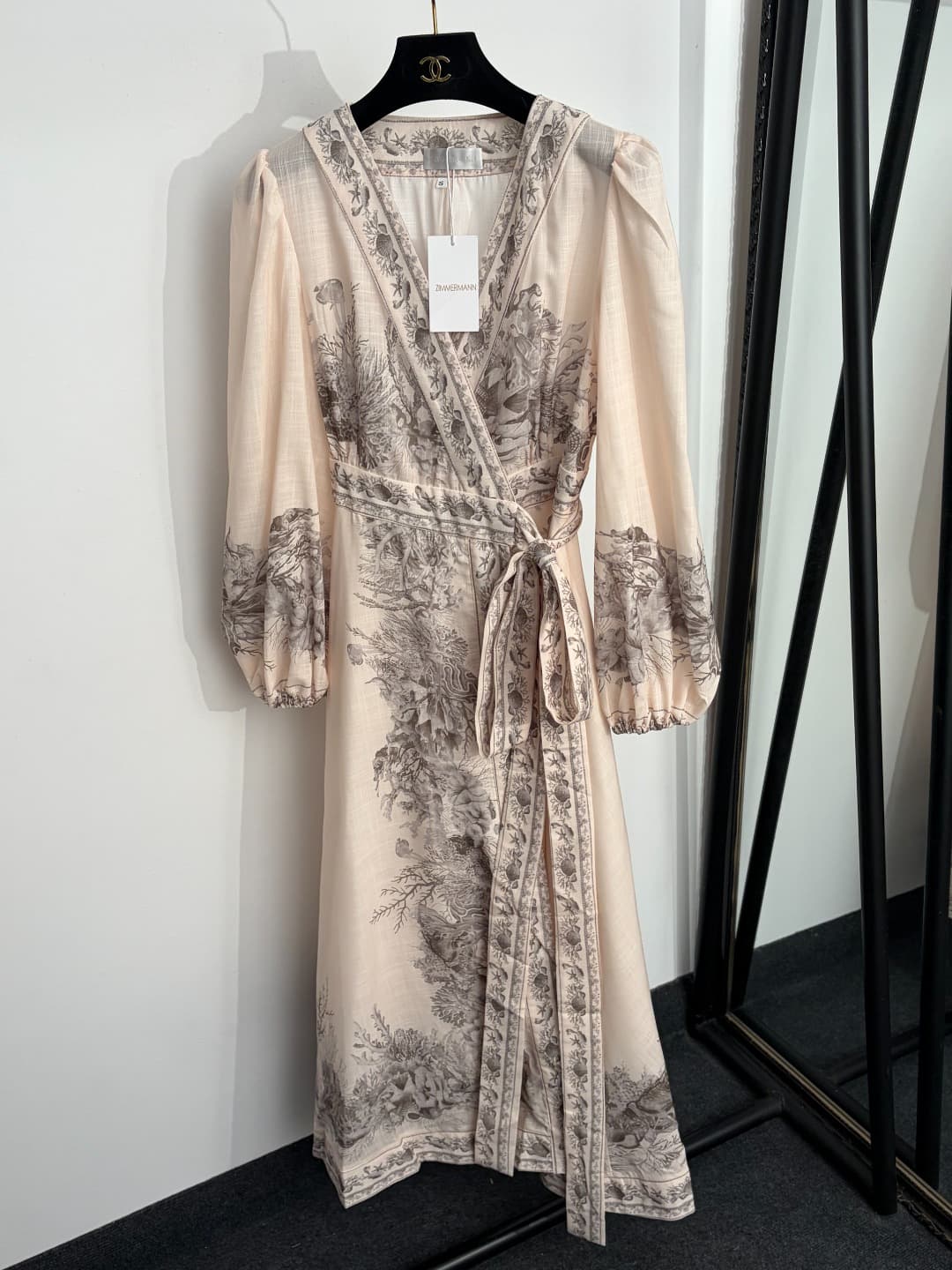 C18310 Item number: 20264739 Zimmermann* New model with marine life print and elastic waistband, V-neck, long-sleeved dress. Long dress, beige color, sizes S-XL. [Size S: bust circumference 92, waist circumference 78, sleeve length 59, overall length 127; — image 1