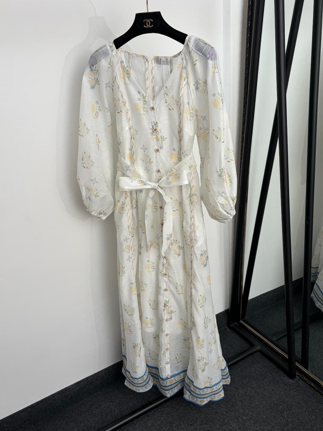 C18306 Item number: 20264825 Zimmermann* New model, fresh and elegant, with floral prints, V-neck, belt, waist-catching, long-sleeved dress. Long dress, with undergarments, white color, S-XL sizes. [Size M: bust 88, length 92; bust 90, waist 80, sleeve le — image 1