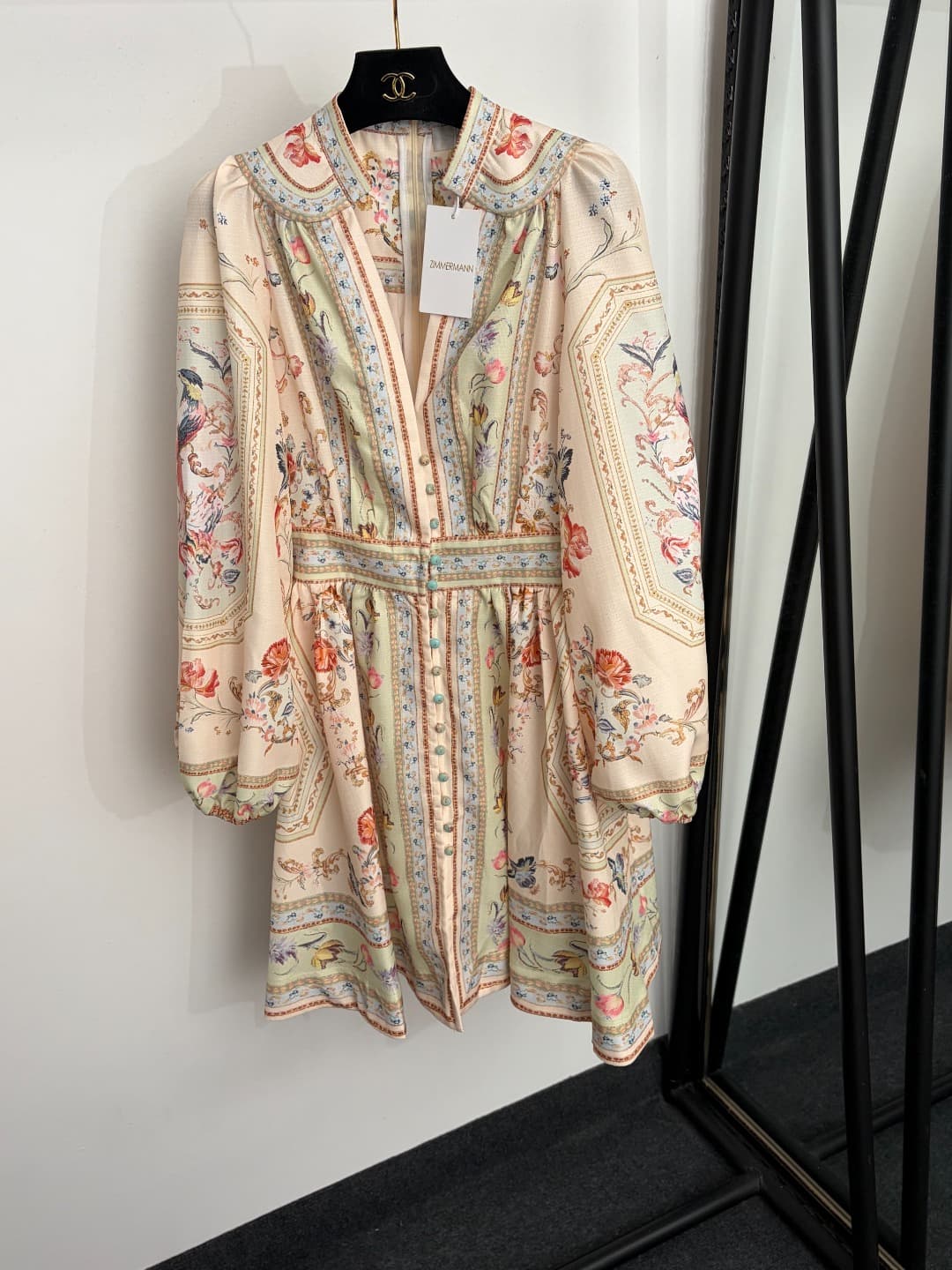 C18301 Item number: 20264836 Zimmermann* New model – resort-style dress with floral patterns, V-neck, waist-cinching, long-sleeved dress with a short skirt. Color: beige. S-XL sizes available. [For size L: bust circumference = 98, waist circumference = 78 — image 1