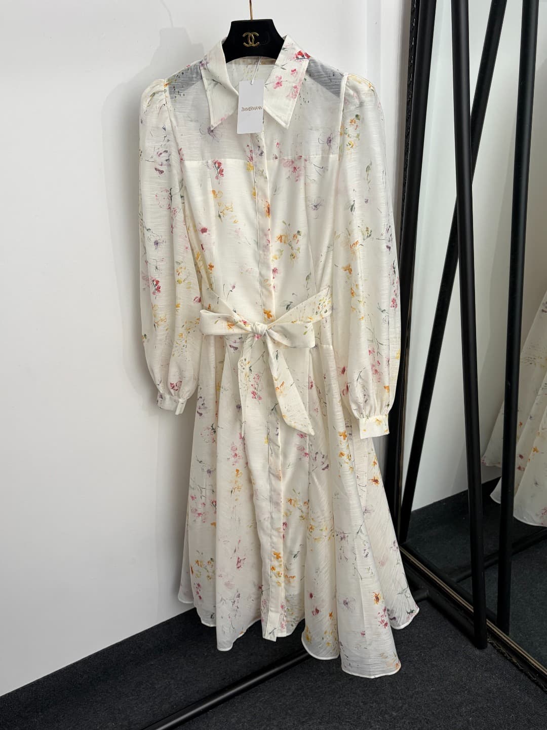 C18298 Item number: 20264840 Zimmermann* New model, elegant style with print and belted, waist-cinching long-sleeved dress. Long dress, beige color, S-XL size. [Size M: bust circumference 92, waist circumference 88, sleeve length 68, overall length 127; W — image 1