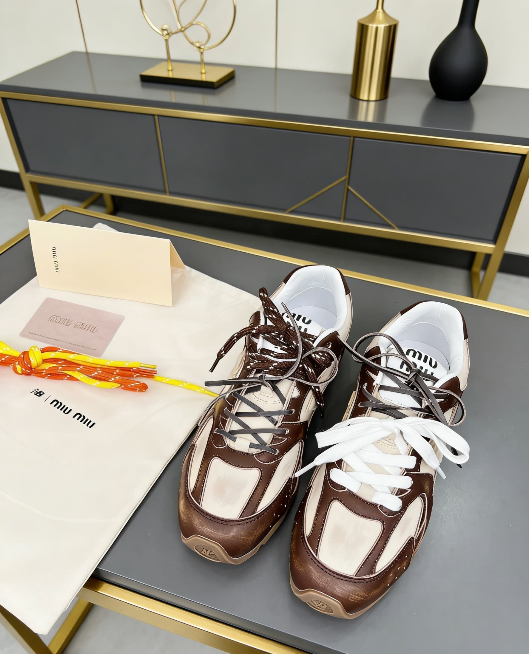 D10663 There are a total of 46 colors for the single shoes; 19 colors for semi-leather models; 9 colors for semi-fur models; 3 colors for fur models; 3 colors for mesh models; 8 colors for models with internal height adjustment. 🏆 4 — image 1